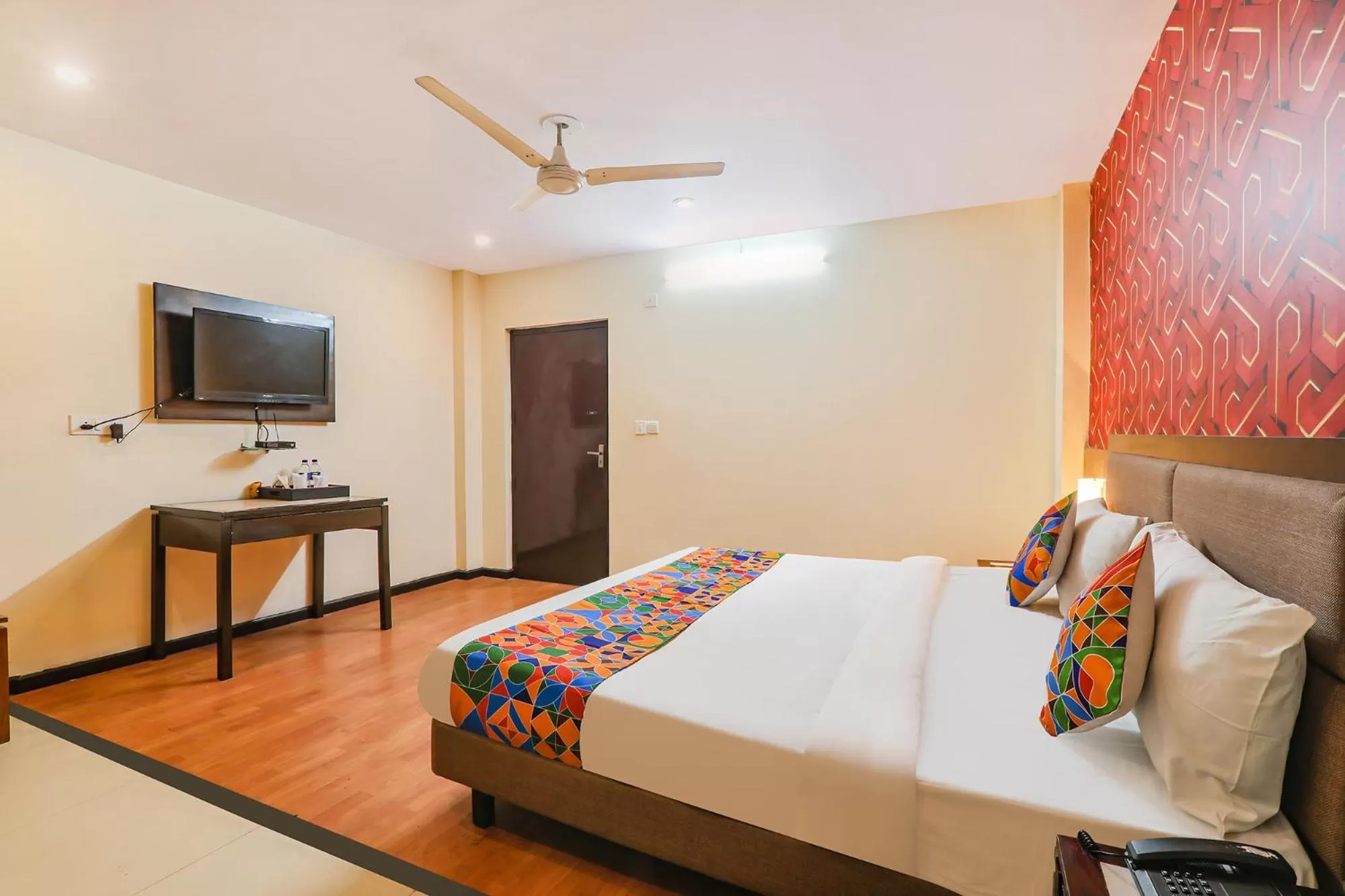 Communal lounge/ TV room, Bed in Hotel Presidency Inn