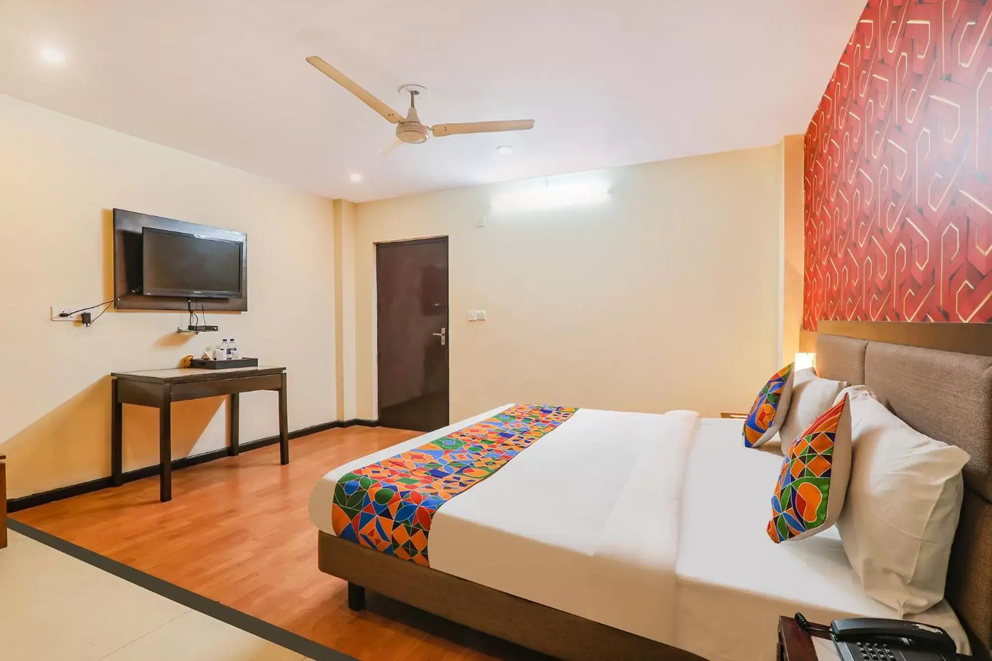 Communal lounge/ TV room, Bed in Hotel Presidency Inn