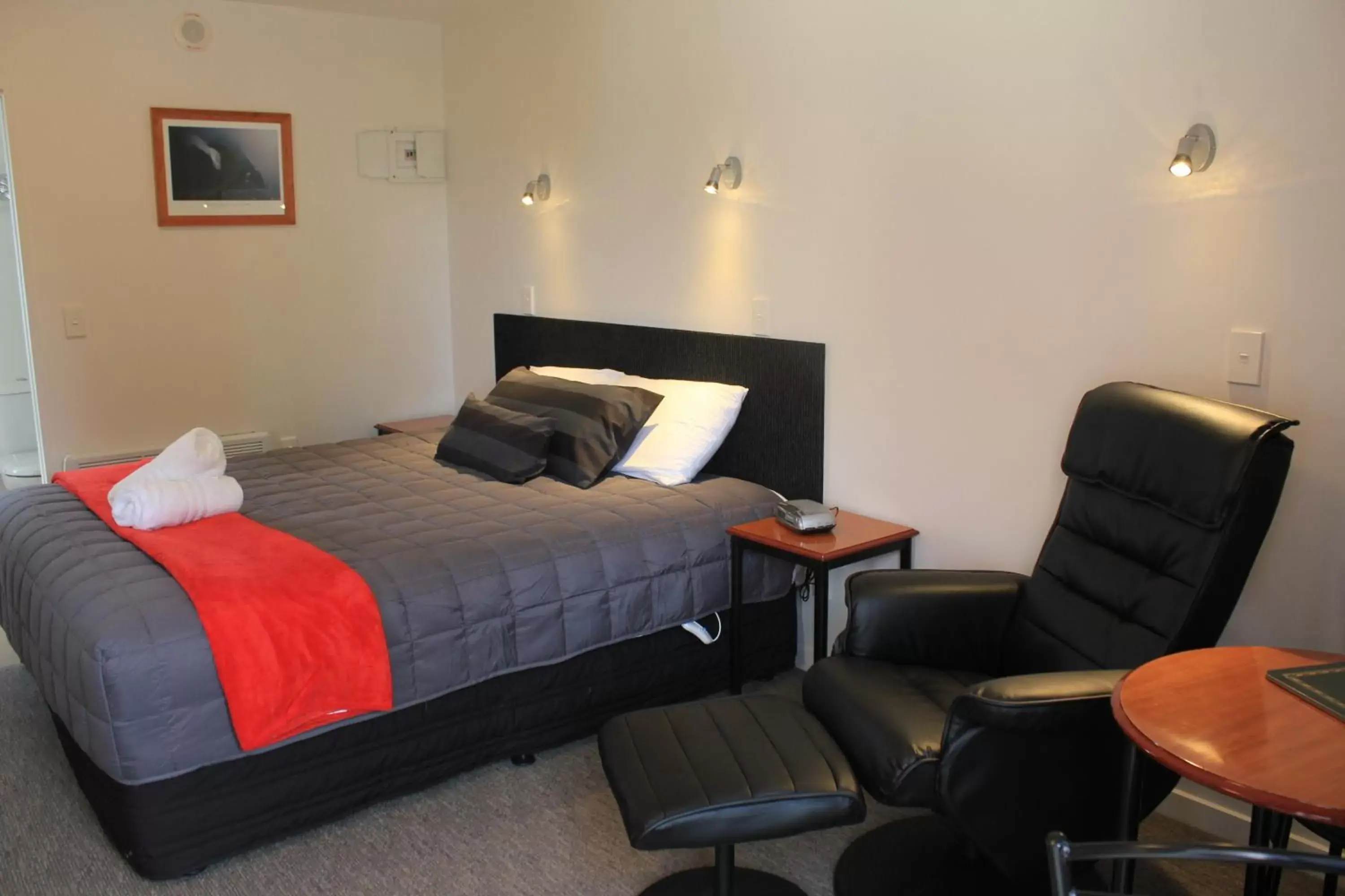 Photo of the whole room, Bed in Bella Vista Motel Te Anau