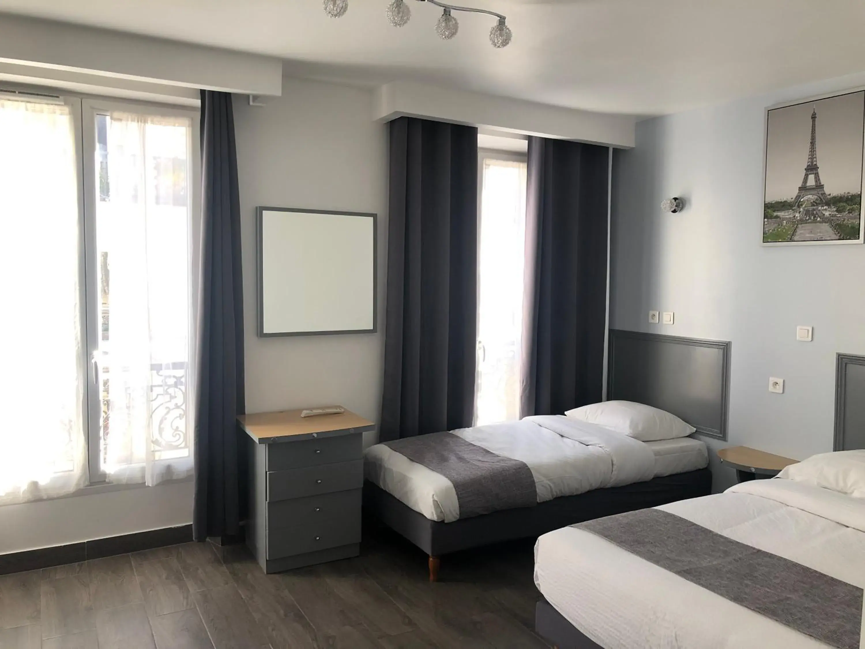 Bed in Hôtel Clauzel Paris