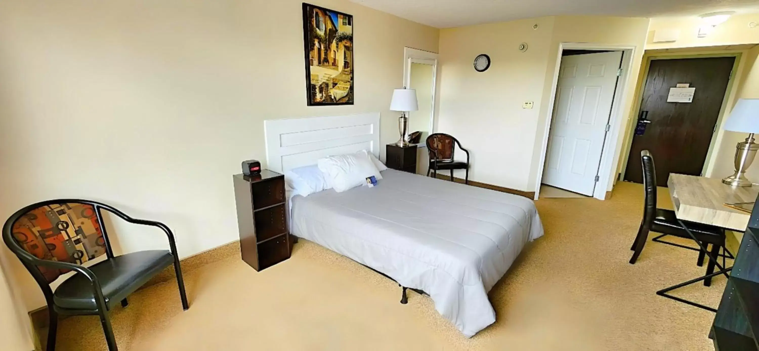 Photo of the whole room, Bed in The Medicine Hat Villa