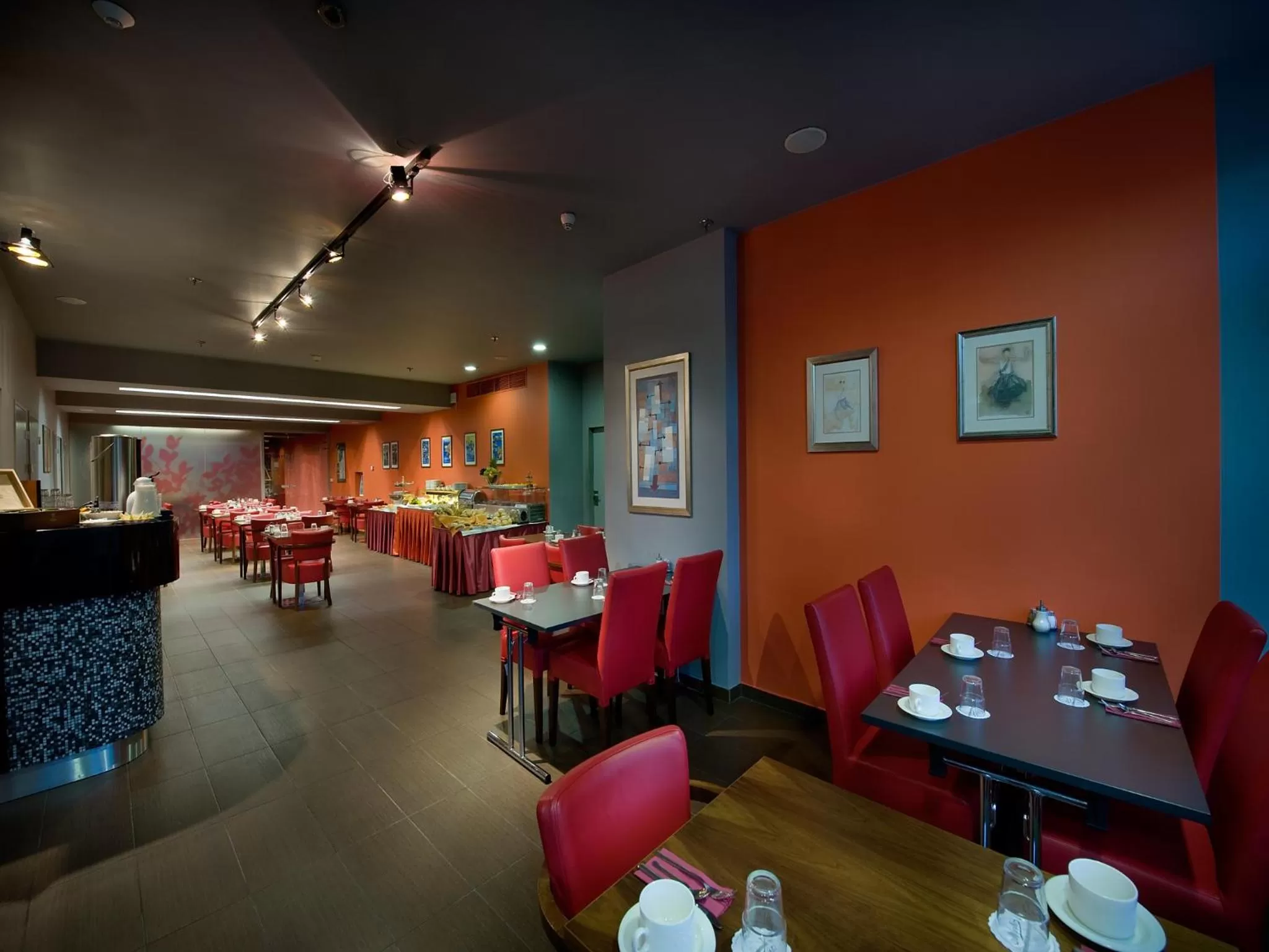 Restaurant/places to eat in EA Hotel Julis