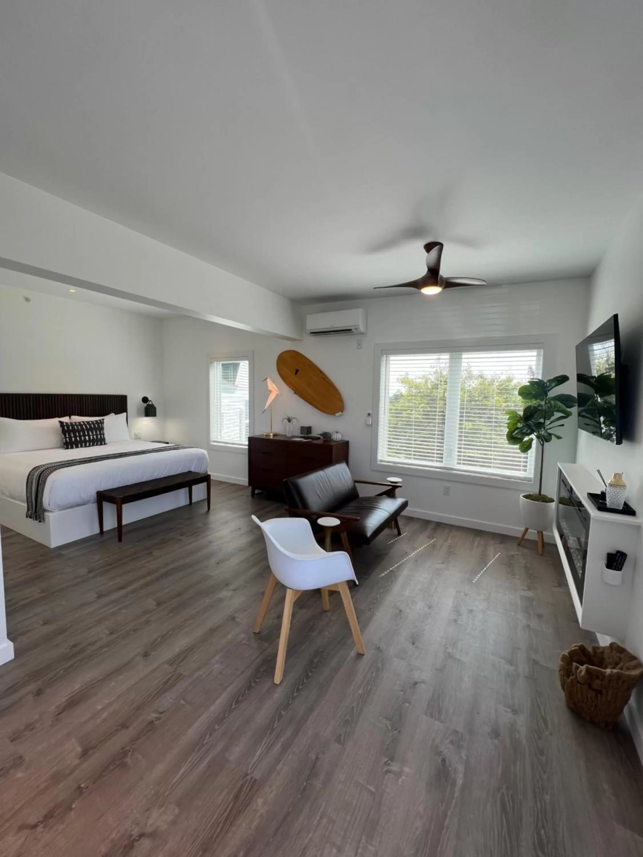 Bed, Seating Area in ViewPoint Hotel