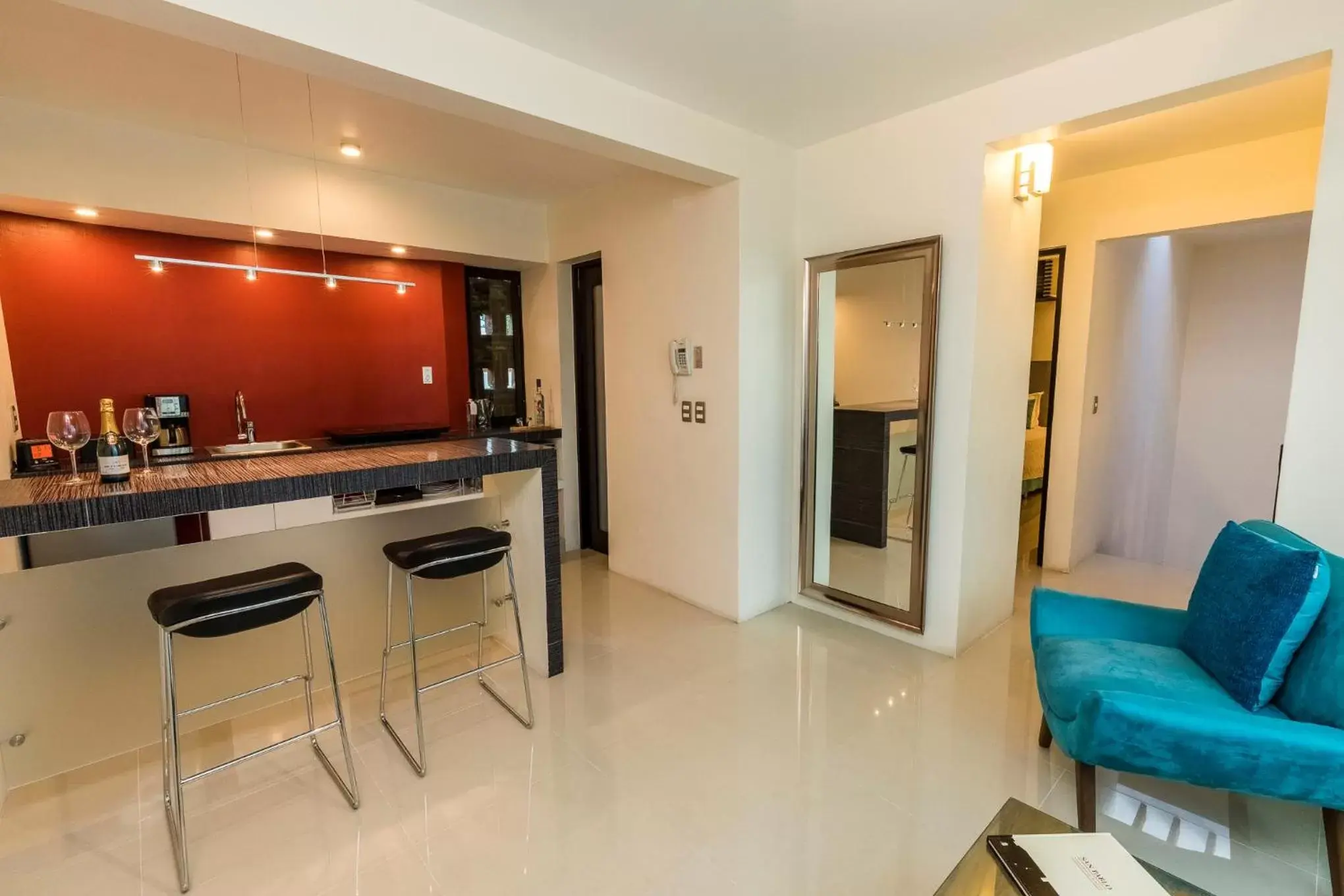 Kitchen or kitchenette, Seating Area in Marialicia Suites, Hotel Boutique