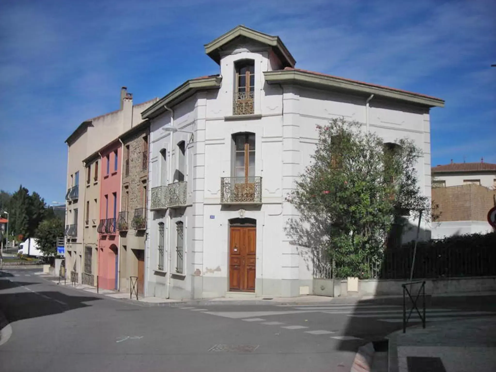 Day, Property Building in L'Escalivade