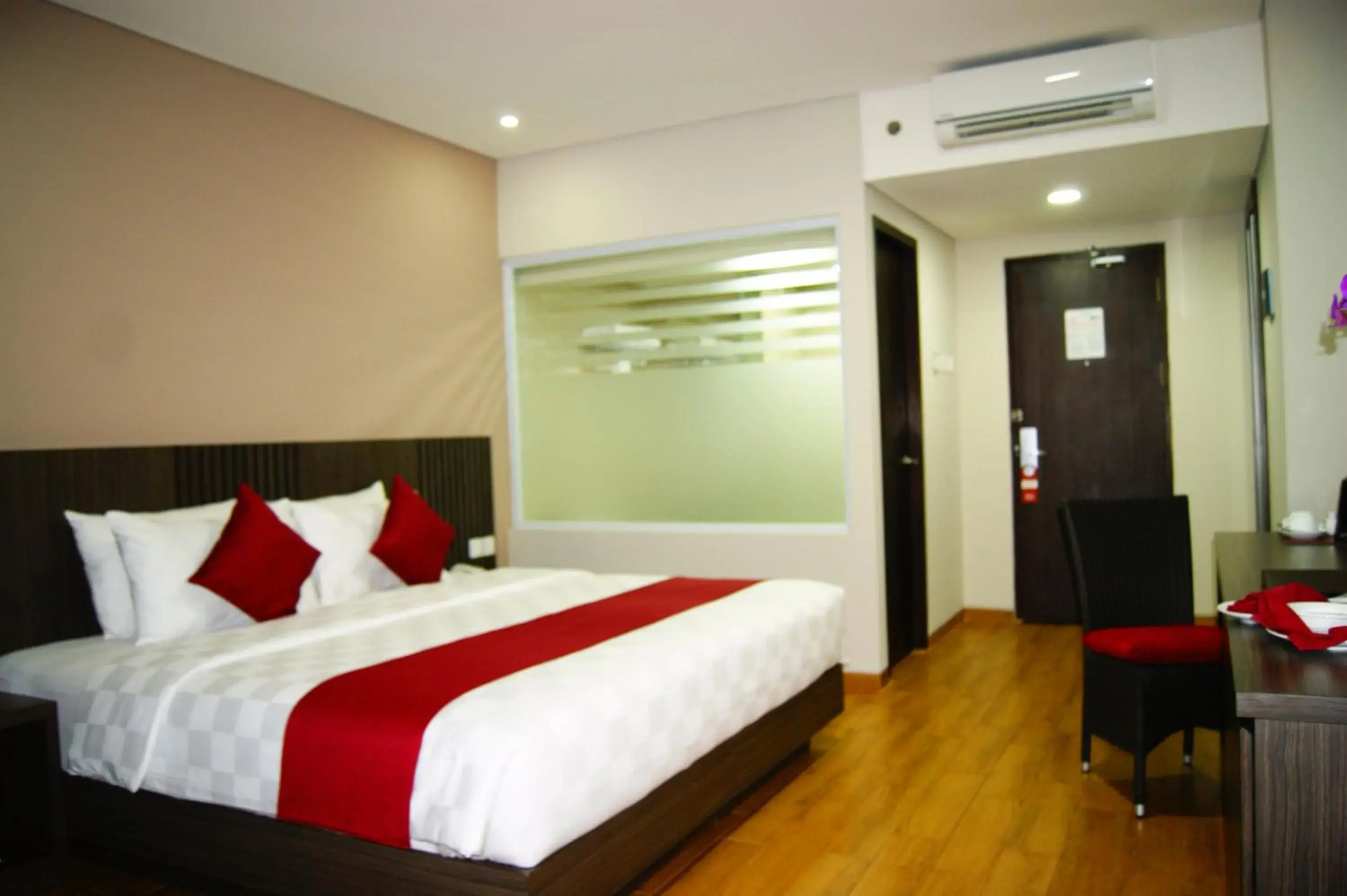 Photo of the whole room, Bed in Merapi Merbabu Hotels Bekasi