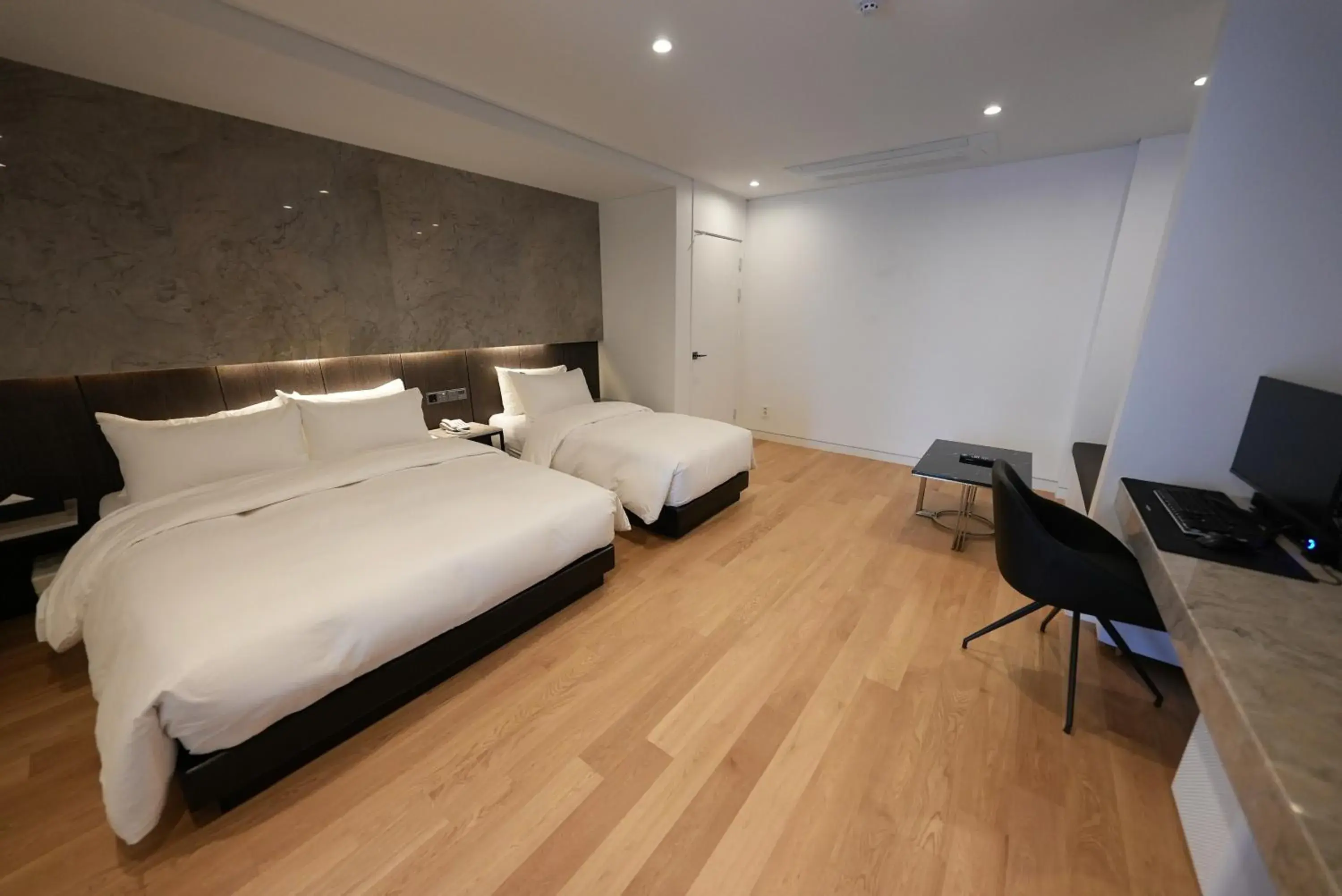 Photo of the whole room, Bed in Jongno Amare Hotel