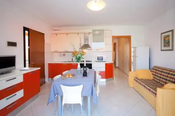 Kitchen or kitchenette, Dining Area in Villaggio dei Fiori Apart- Hotel 3 Stars - Family Resort