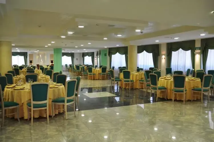 Dining area, Restaurant/Places to Eat in Hotel Holiday
