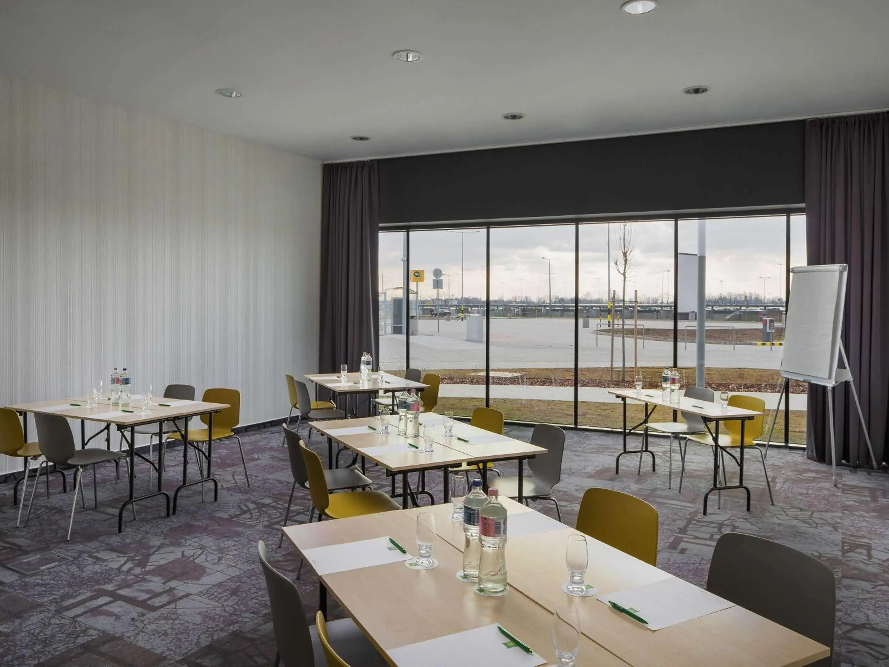 On site, Restaurant/Places to Eat in ibis Styles Budapest Airport