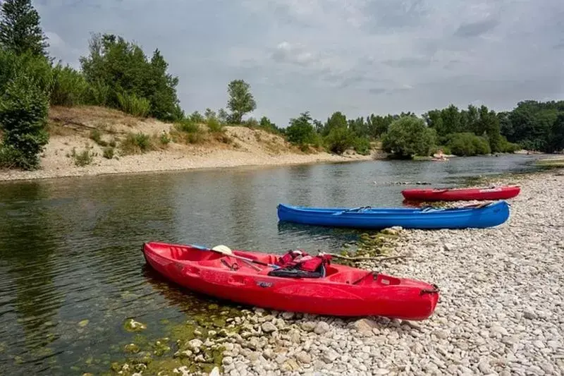 Canoeing in Le Cheval Blanc