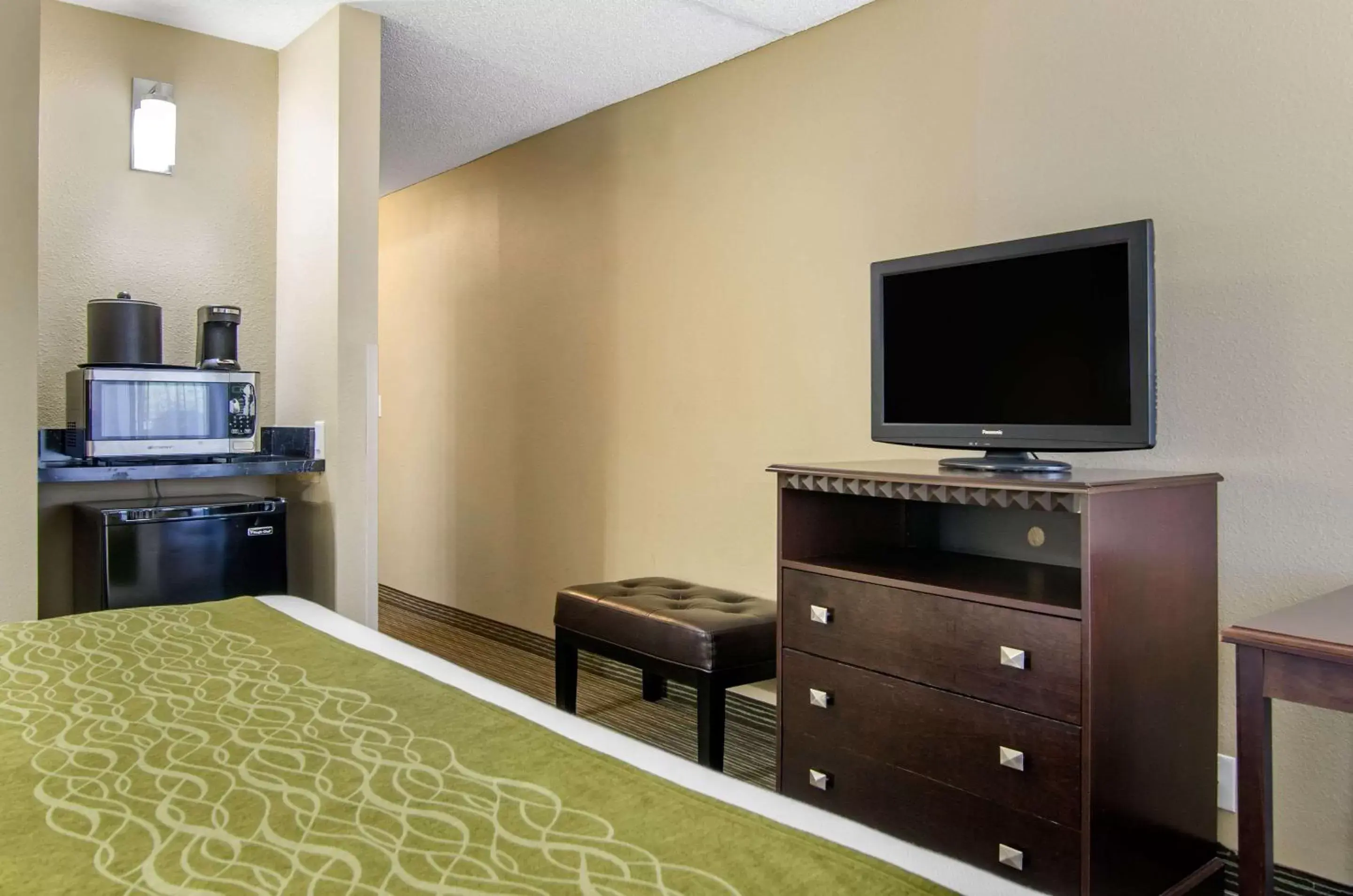 Bedroom, TV/Entertainment Center in Comfort Inn & Suites Near Worlds of Fun