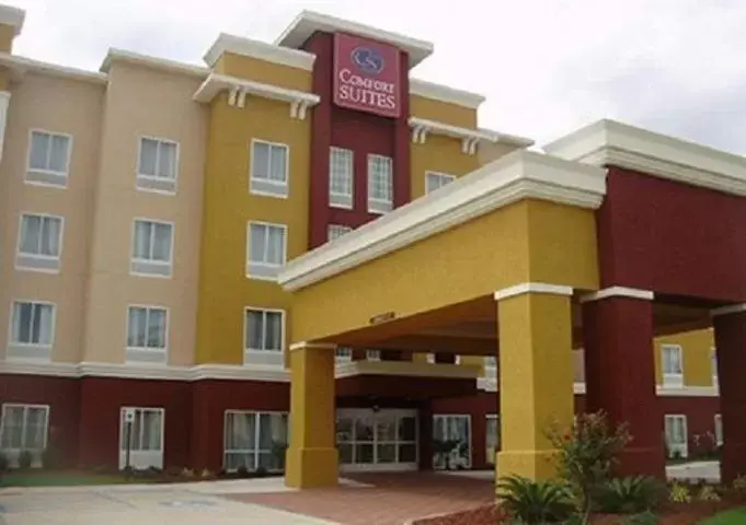 Facade/entrance in Comfort Suites near Tanger Outlet Mall