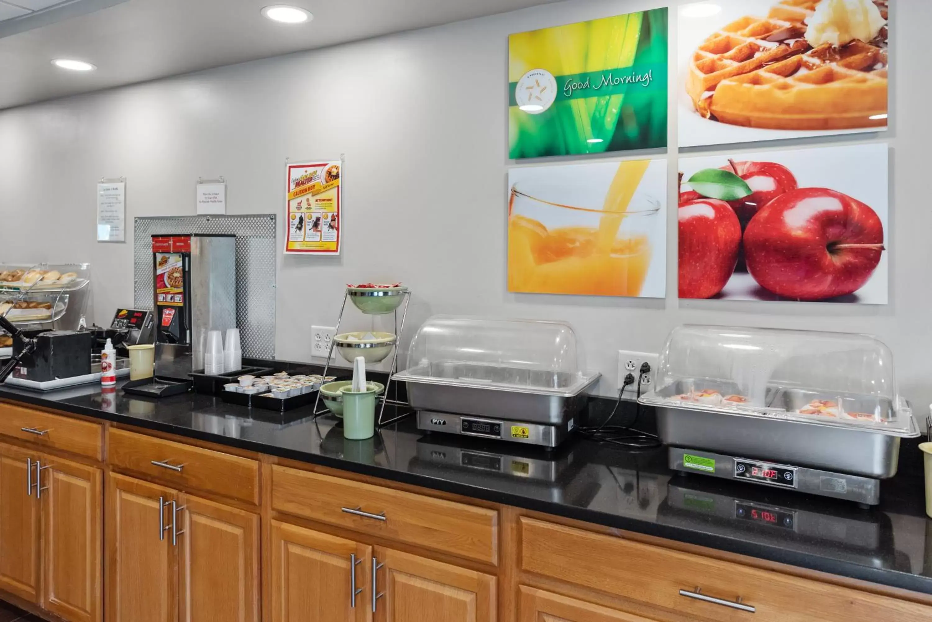 Kitchen or kitchenette, Kitchen/Kitchenette in Bangor Suites Airport Hotel