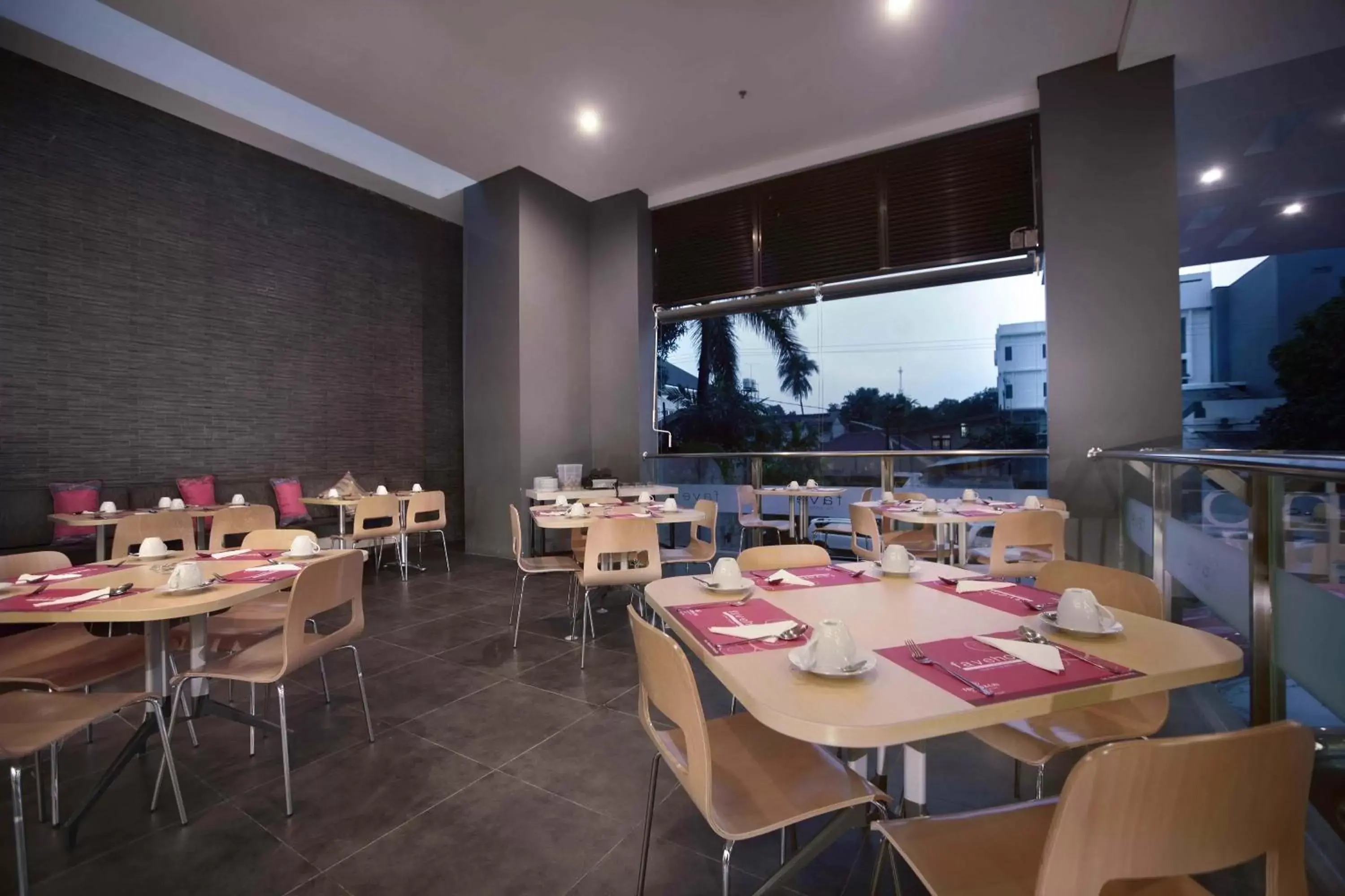 Restaurant/Places to Eat in favehotel - Pantai Losari Makassar