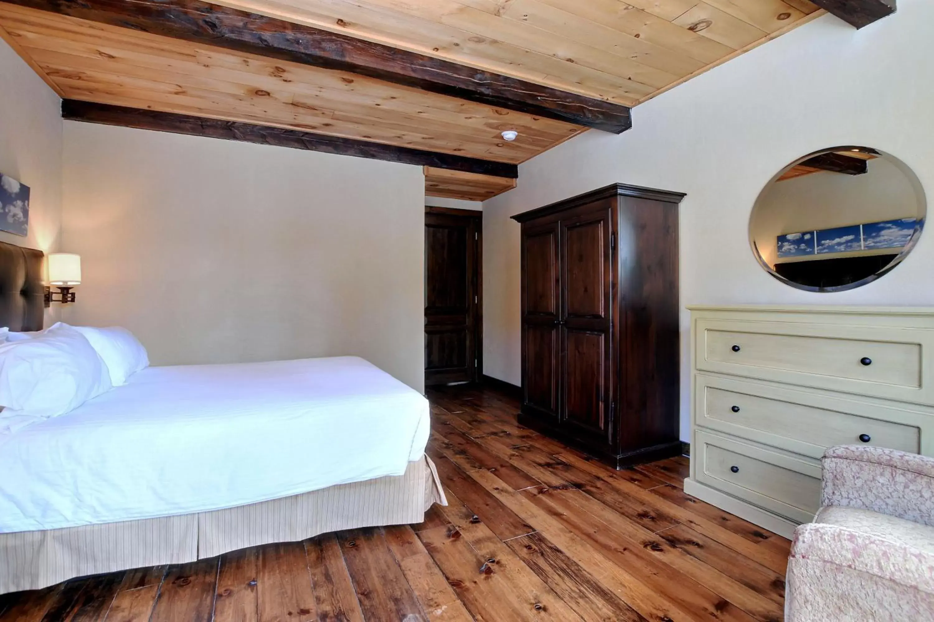 Bed in Les Condos Du Lac Taureau- Rooms & Condos