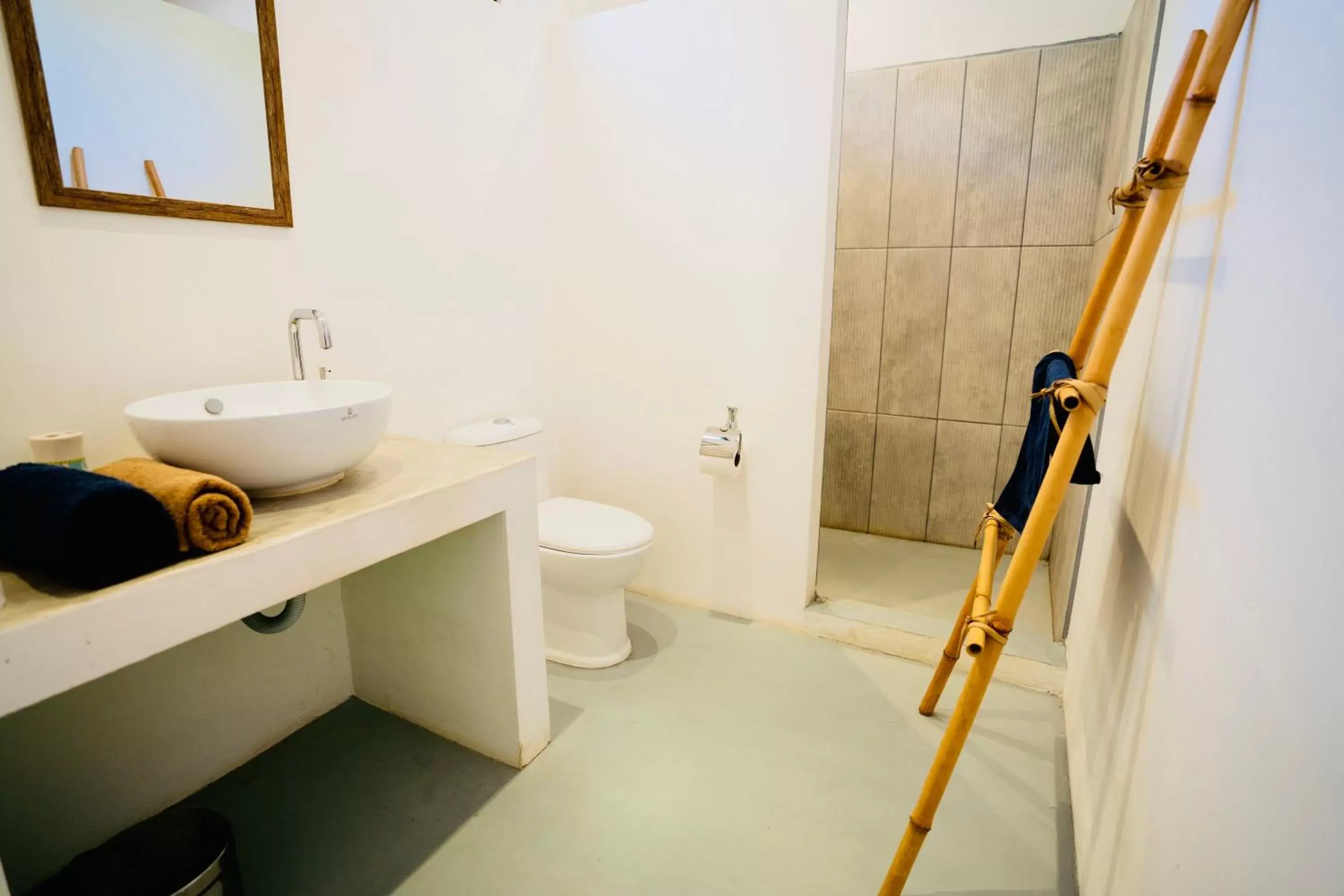 Bathroom in Antema Lodge Secteur Tamarindo, piscine, yoga, gym, jungle et paix