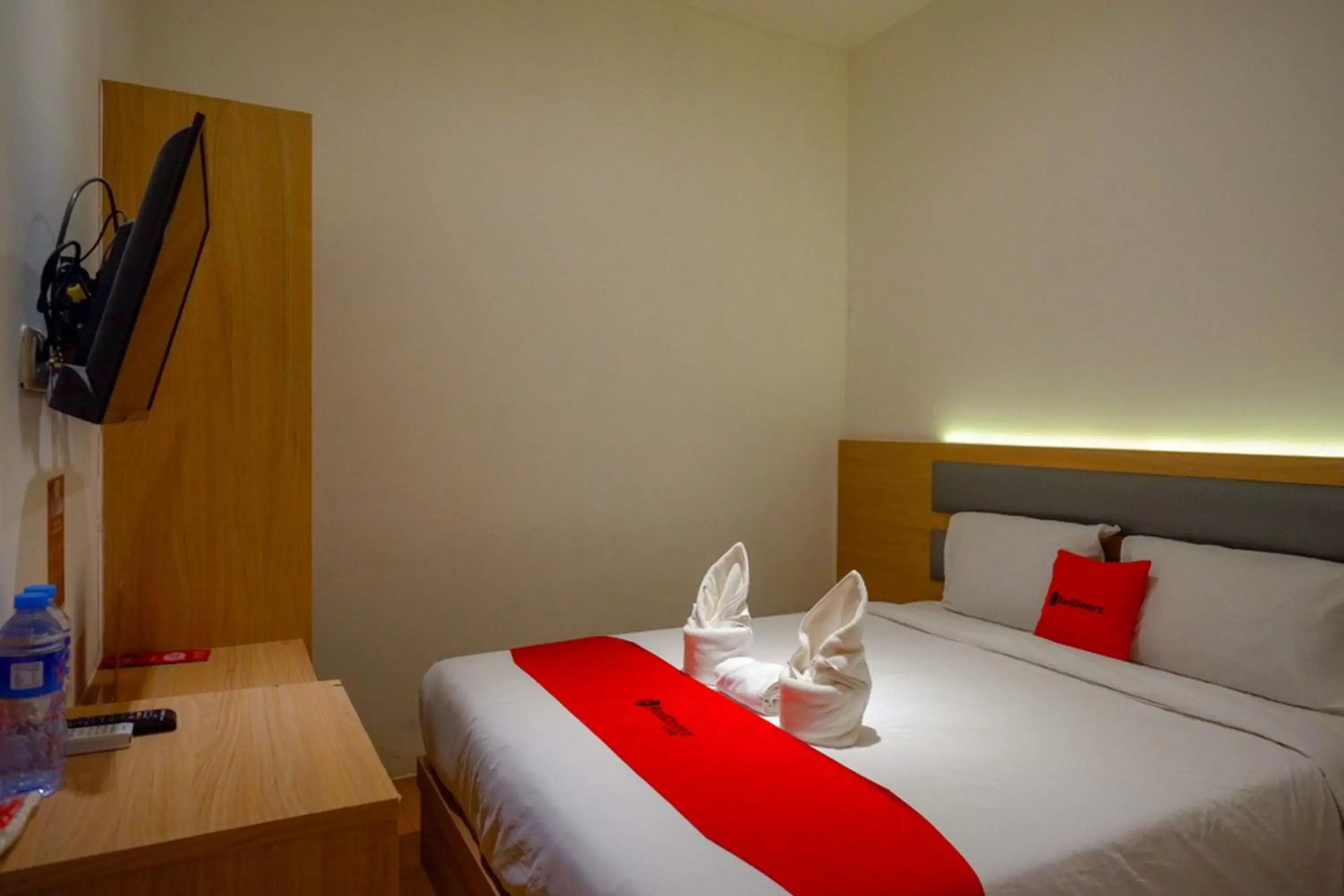 Bedroom, Bed in RedDoorz Plus @ Losari Makassar