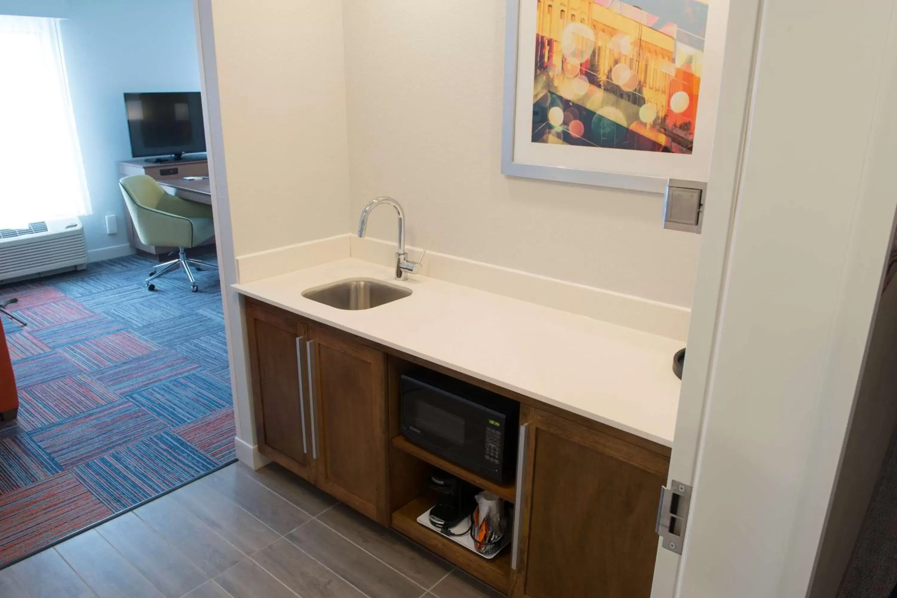 Bedroom, Kitchen/Kitchenette in Hampton Inn & Suites Bay City