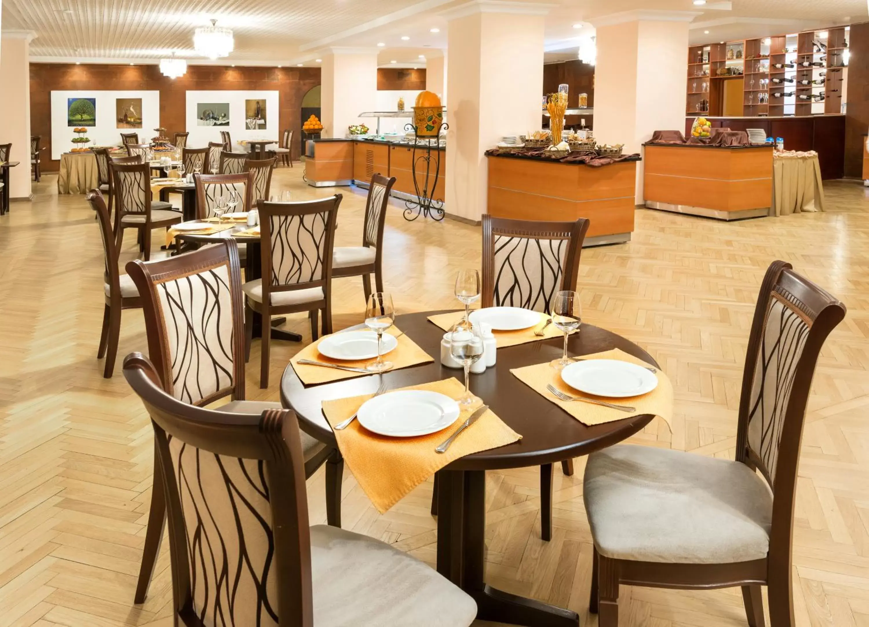 Restaurant/Places to Eat in Ani Plaza Hotel