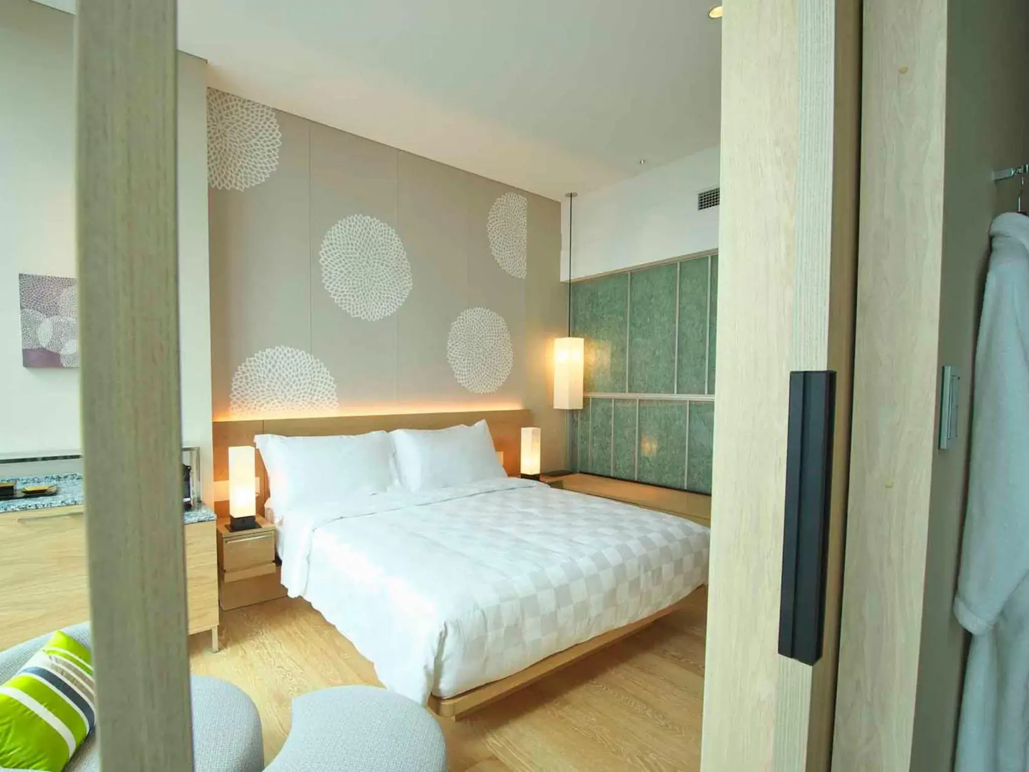 Photo of the whole room, Bed in Osaka Marriott Miyako Hotel