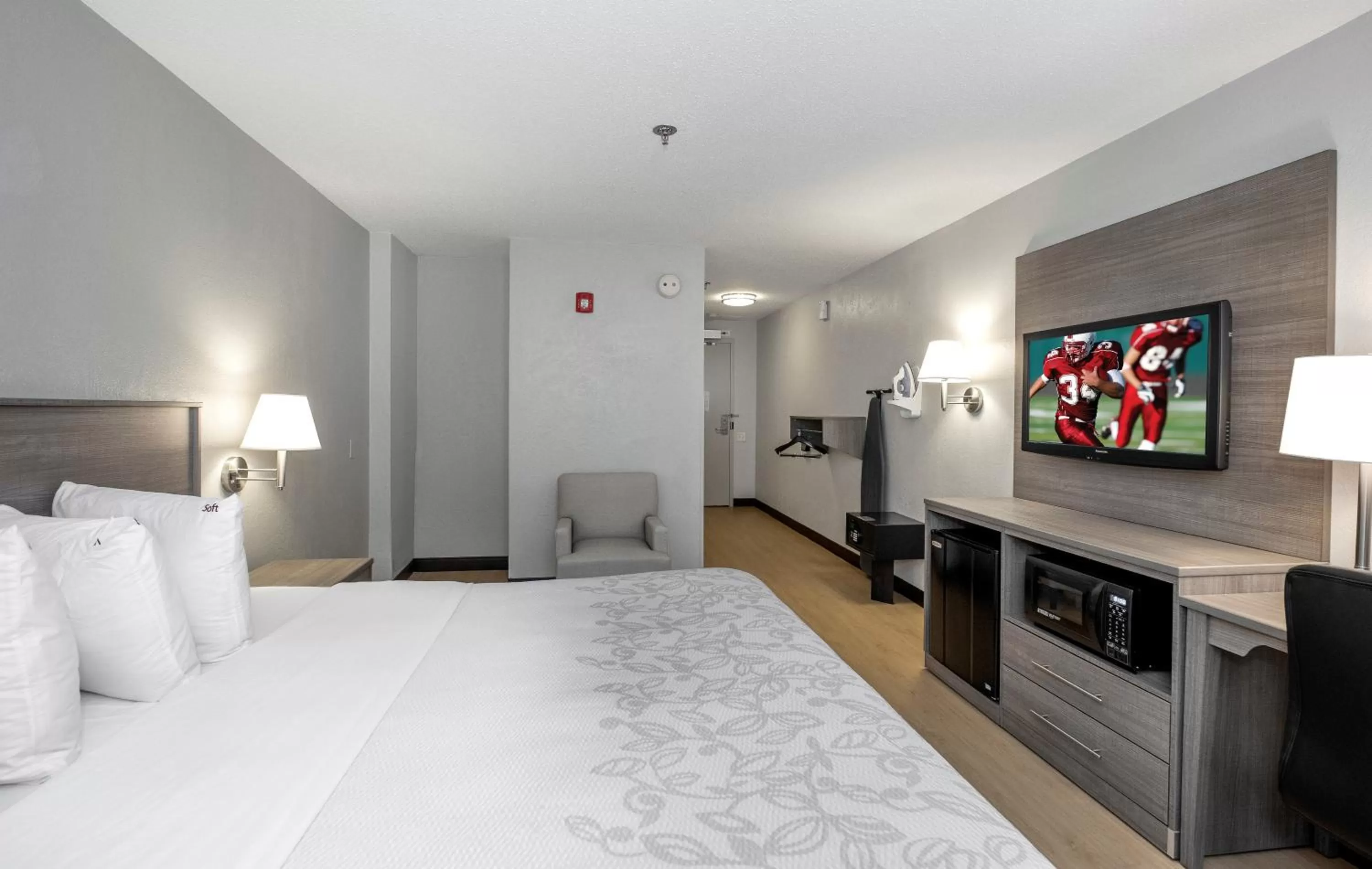 Photo of the whole room, Bed in Red Roof Inn PLUS Boston - Mansfield - Foxboro