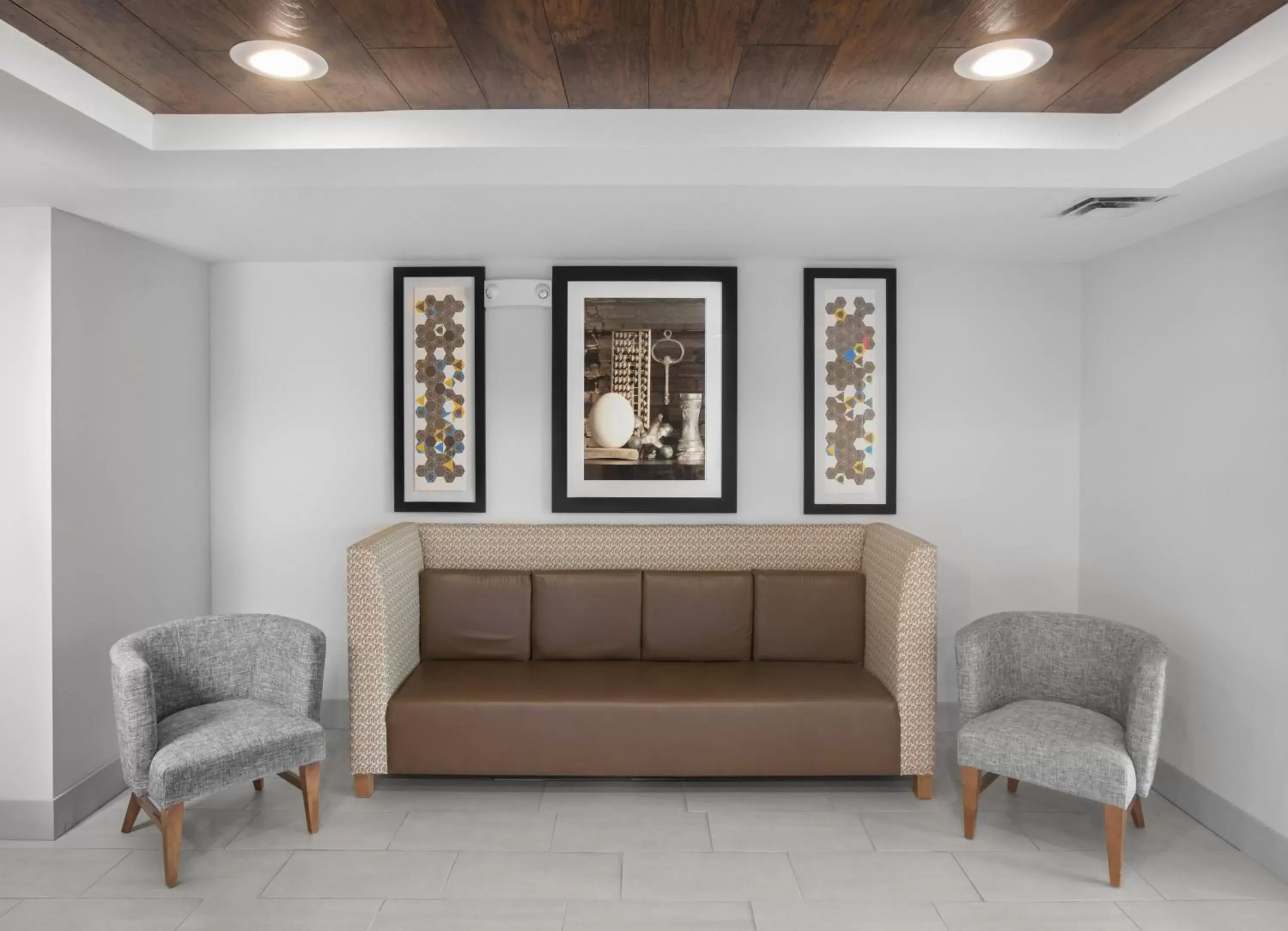 Lobby or reception, Seating Area in Holiday Inn Express Hotel & Suites Altoona-Des Moines, an IHG Hotel