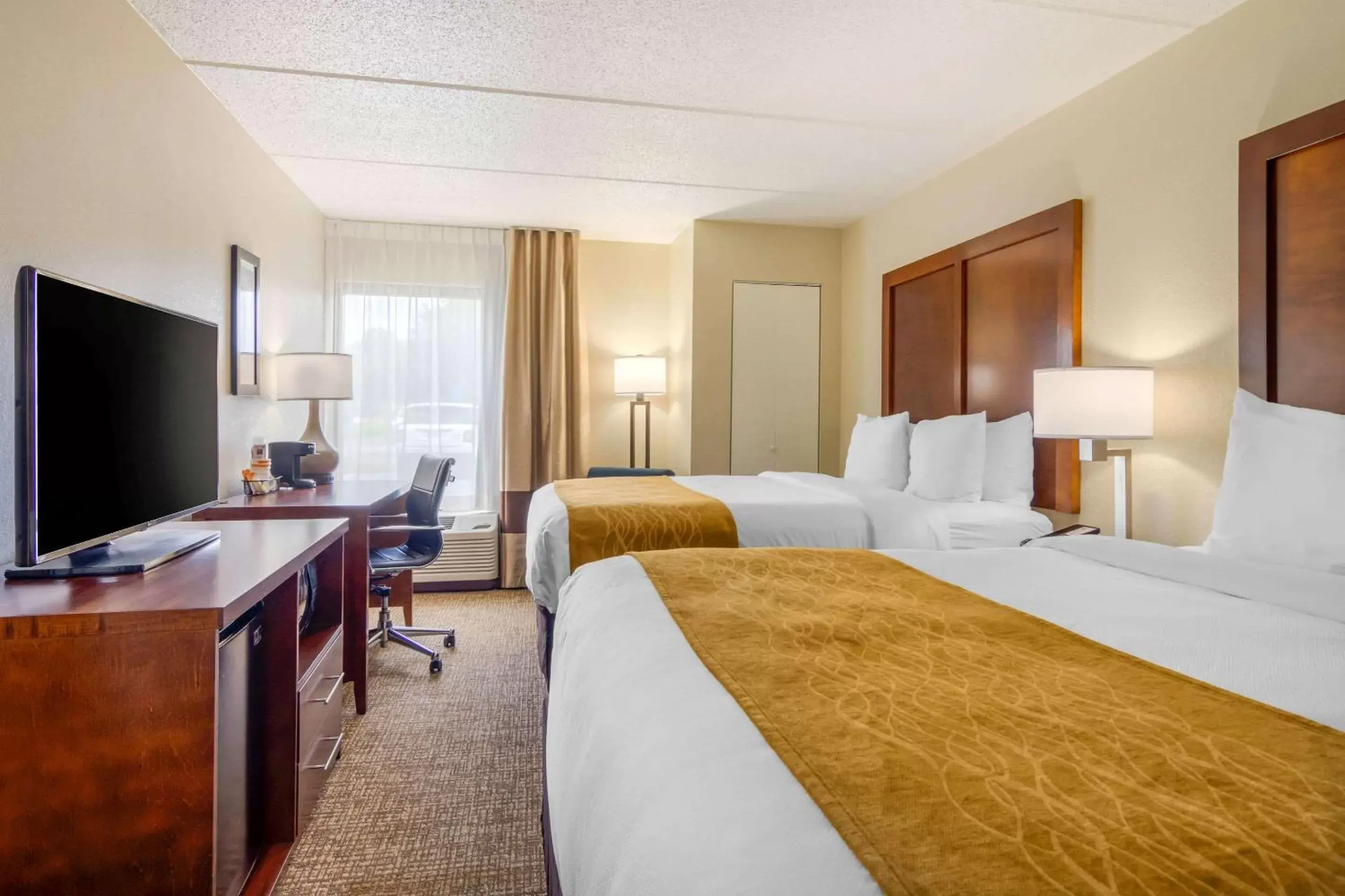 Photo of the whole room, TV/Entertainment Center in Comfort Inn Atlanta Airport