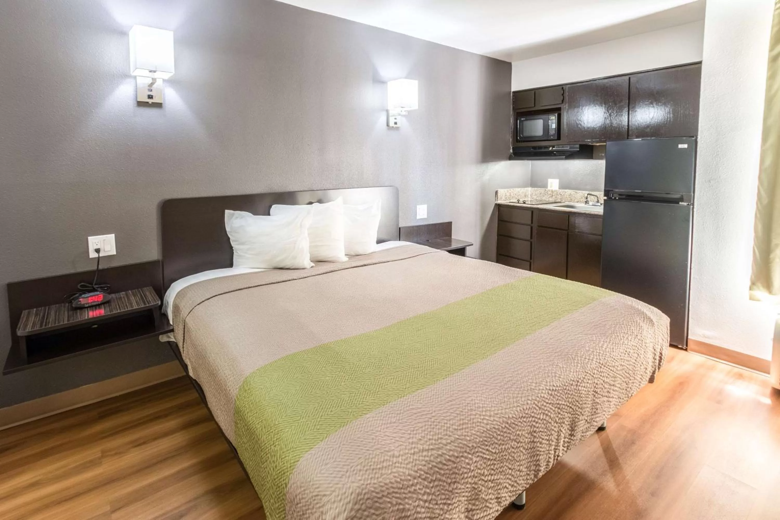 Other, Bed in Studio 6-Arlington, TX