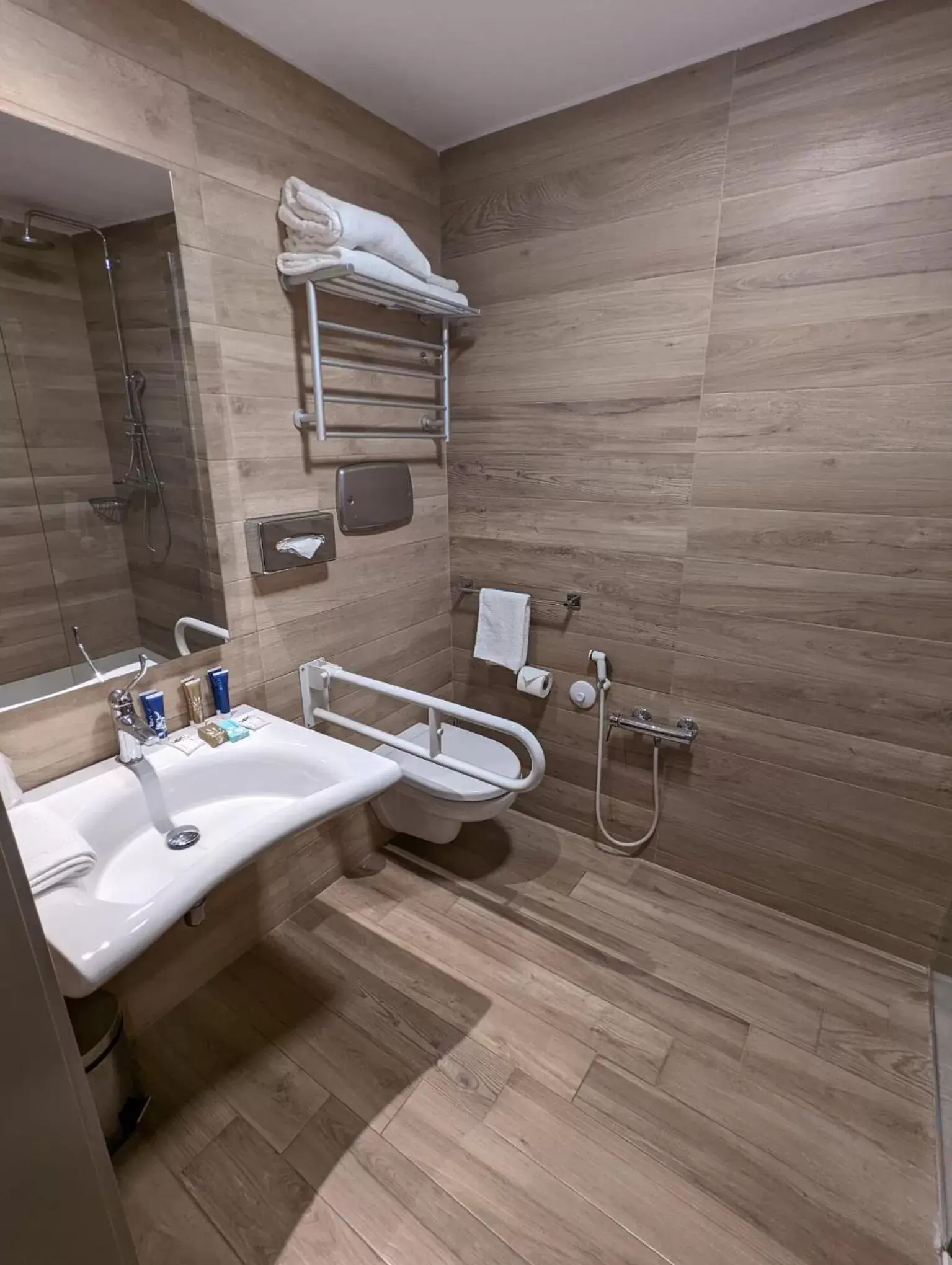 Facility for disabled guests, Bathroom in iH Hotels Milano Lorenteggio