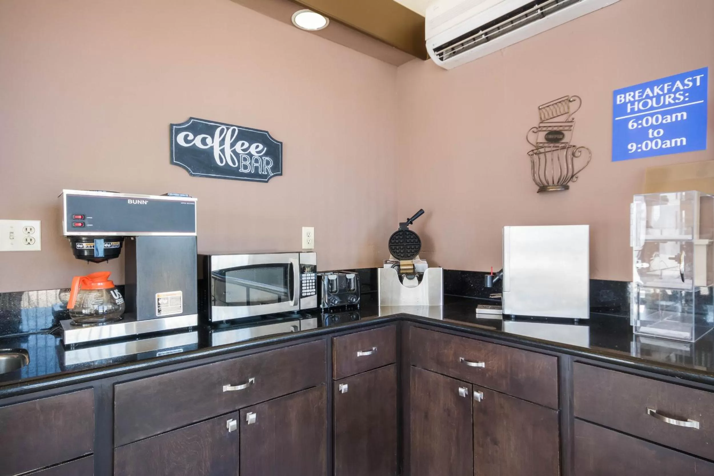 Food and drinks in Econo Lodge Inn & Suites