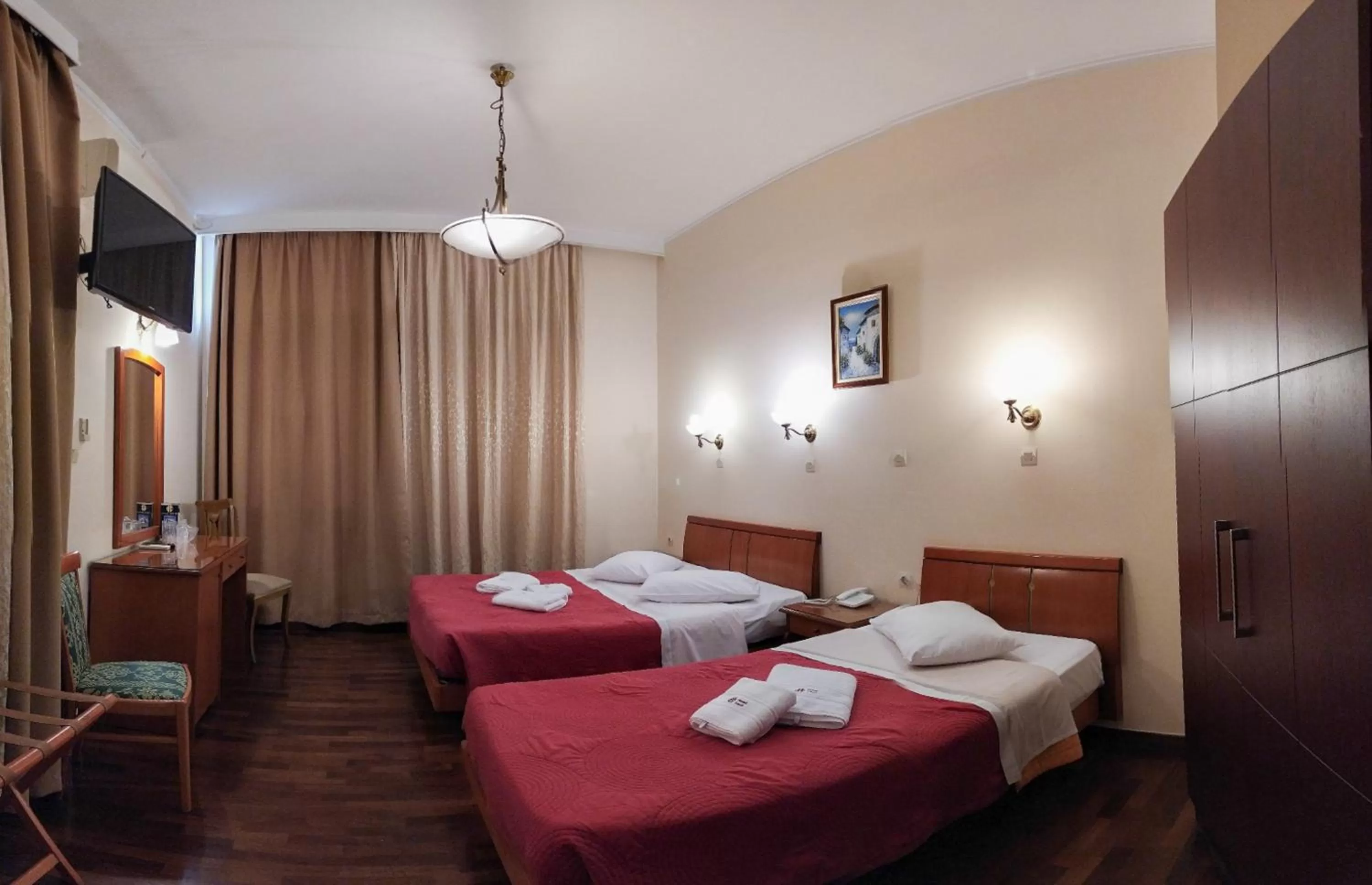 Photo of the whole room, Bed in Cecil Hotel