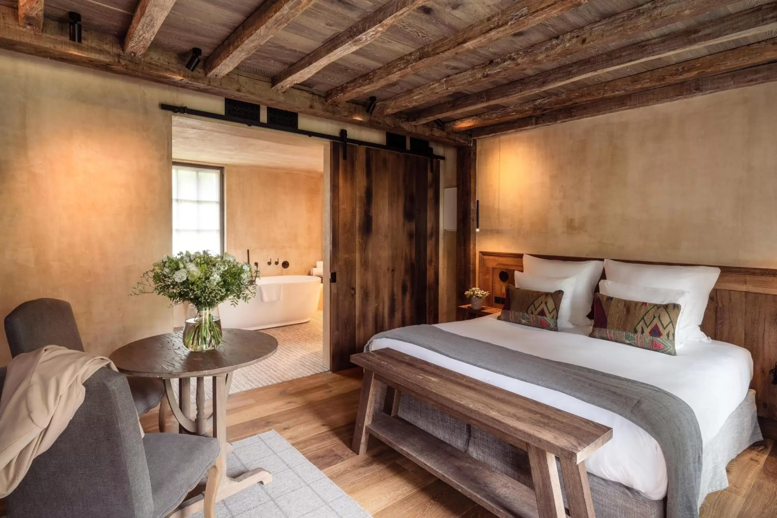 Bathroom, Bed in La Ferme Saint Simeon Spa - Relais & Chateaux