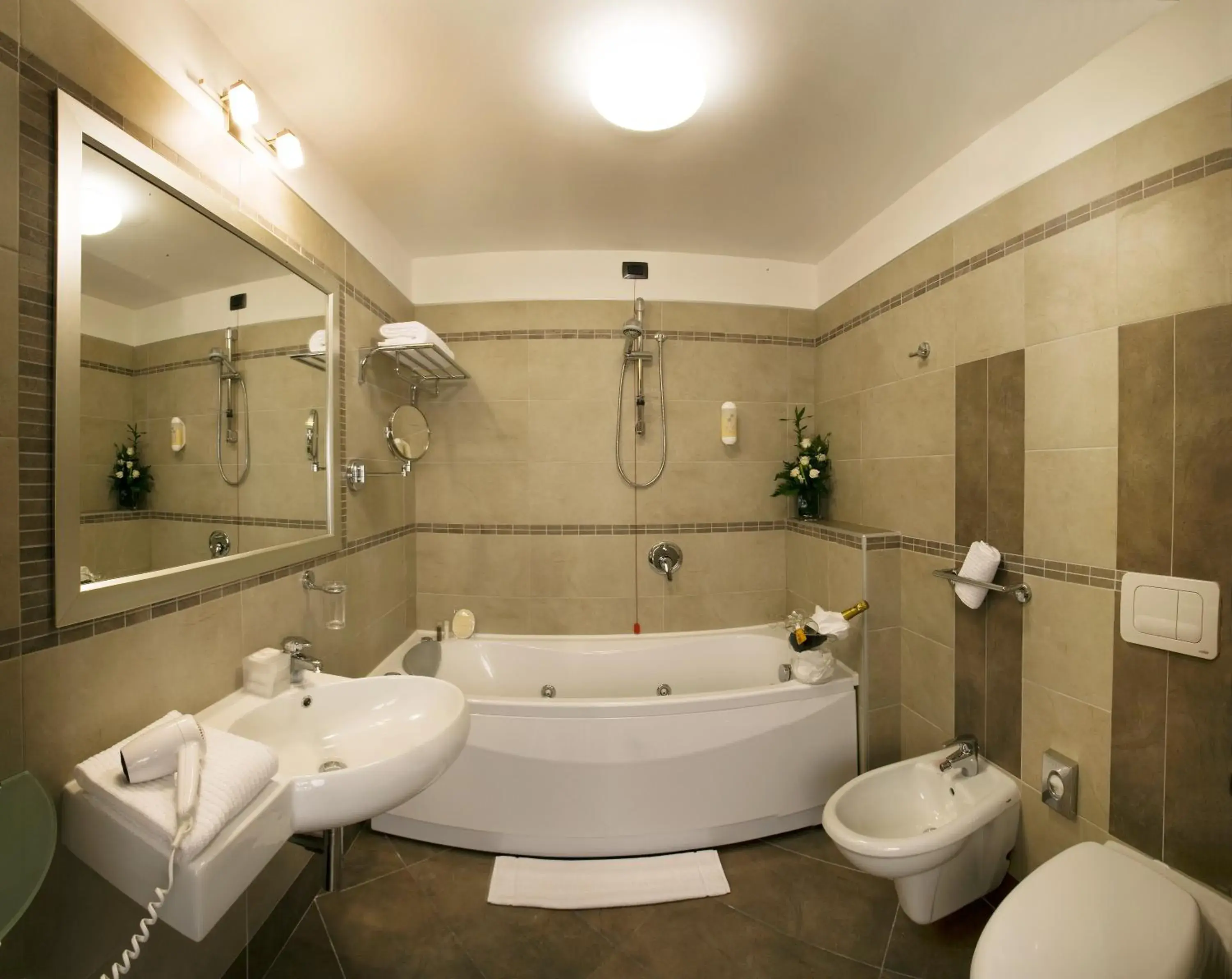 Hot Tub, Bathroom in Hotel Cosmopolitan Bologna