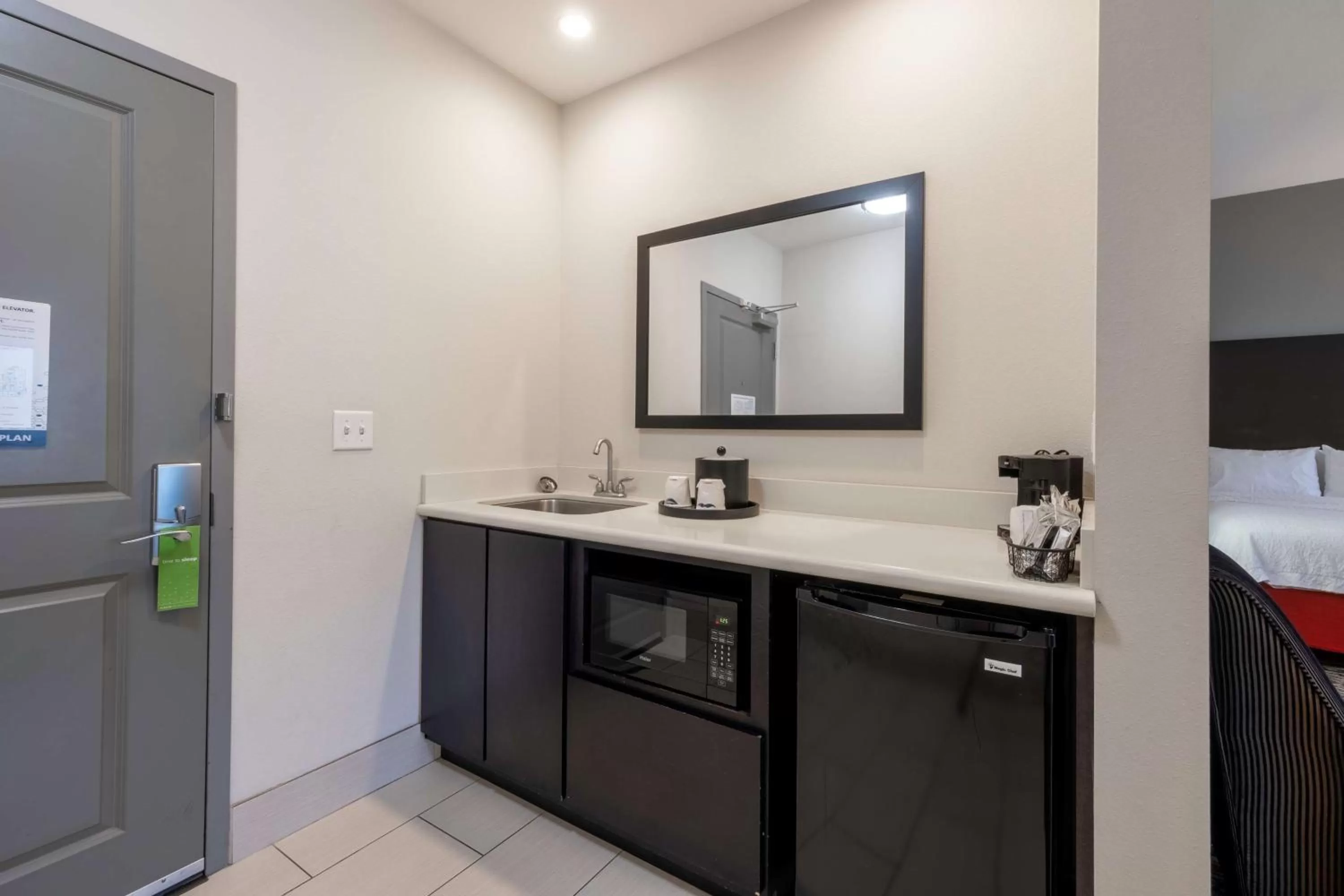 Bed in Hampton Inn & Suites DuPont