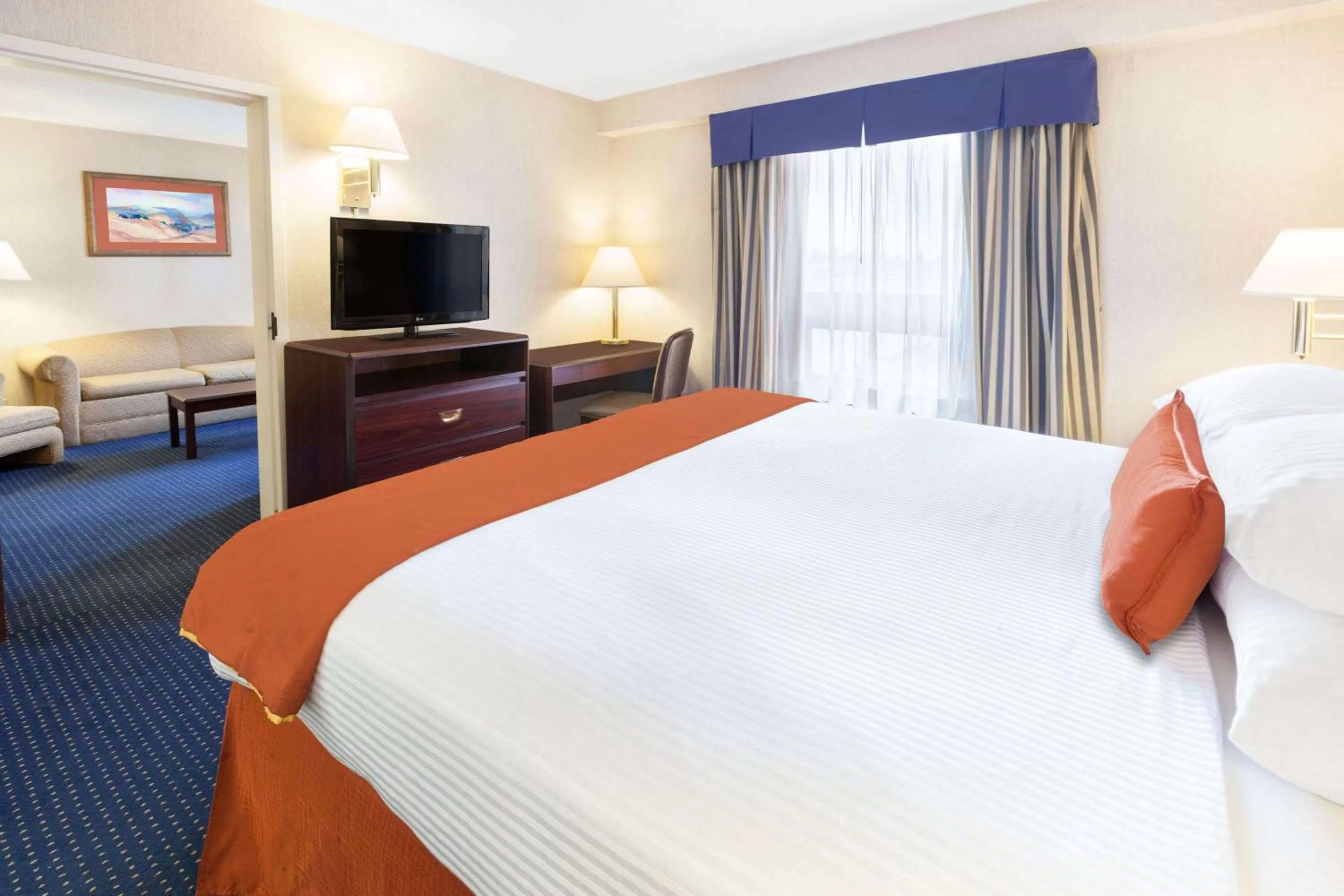 Photo of the whole room, Bed in Wyndham Garden Monterrey Norte