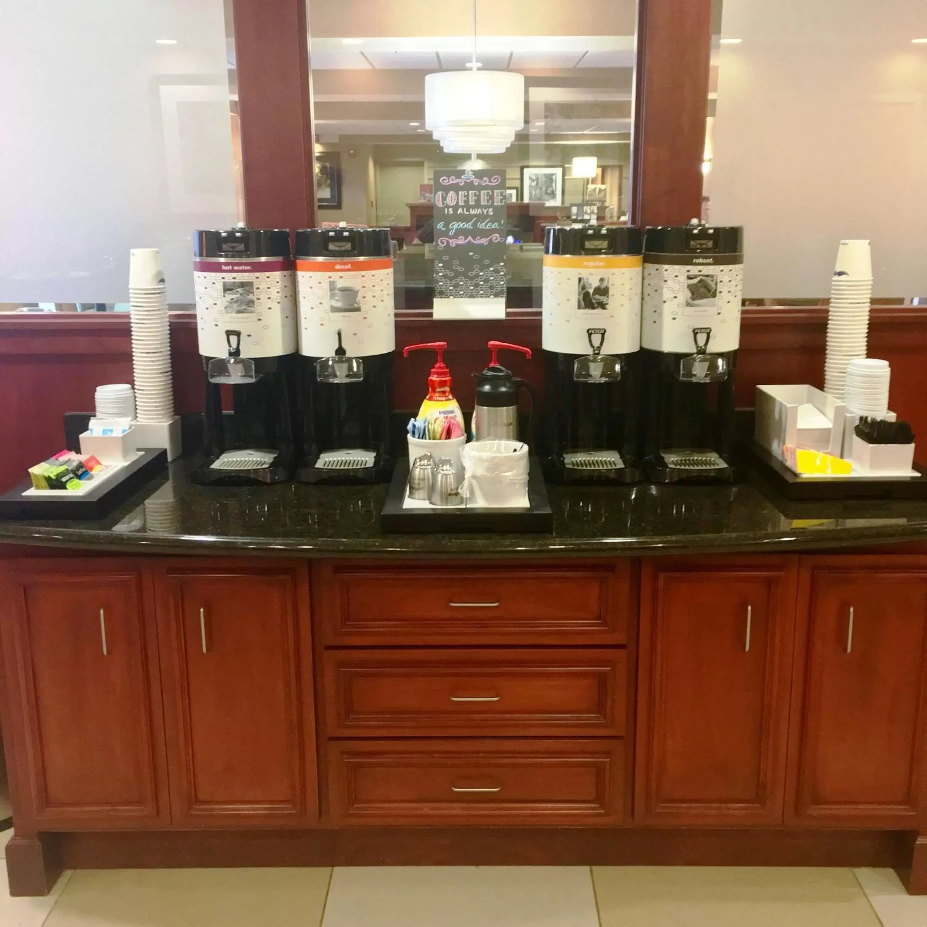 Dining area in Hampton Inn Hays-North of I-70