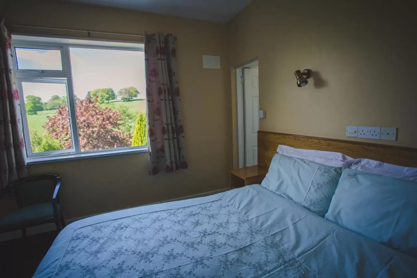 Garden view, Bed in Diamond Hill Country House