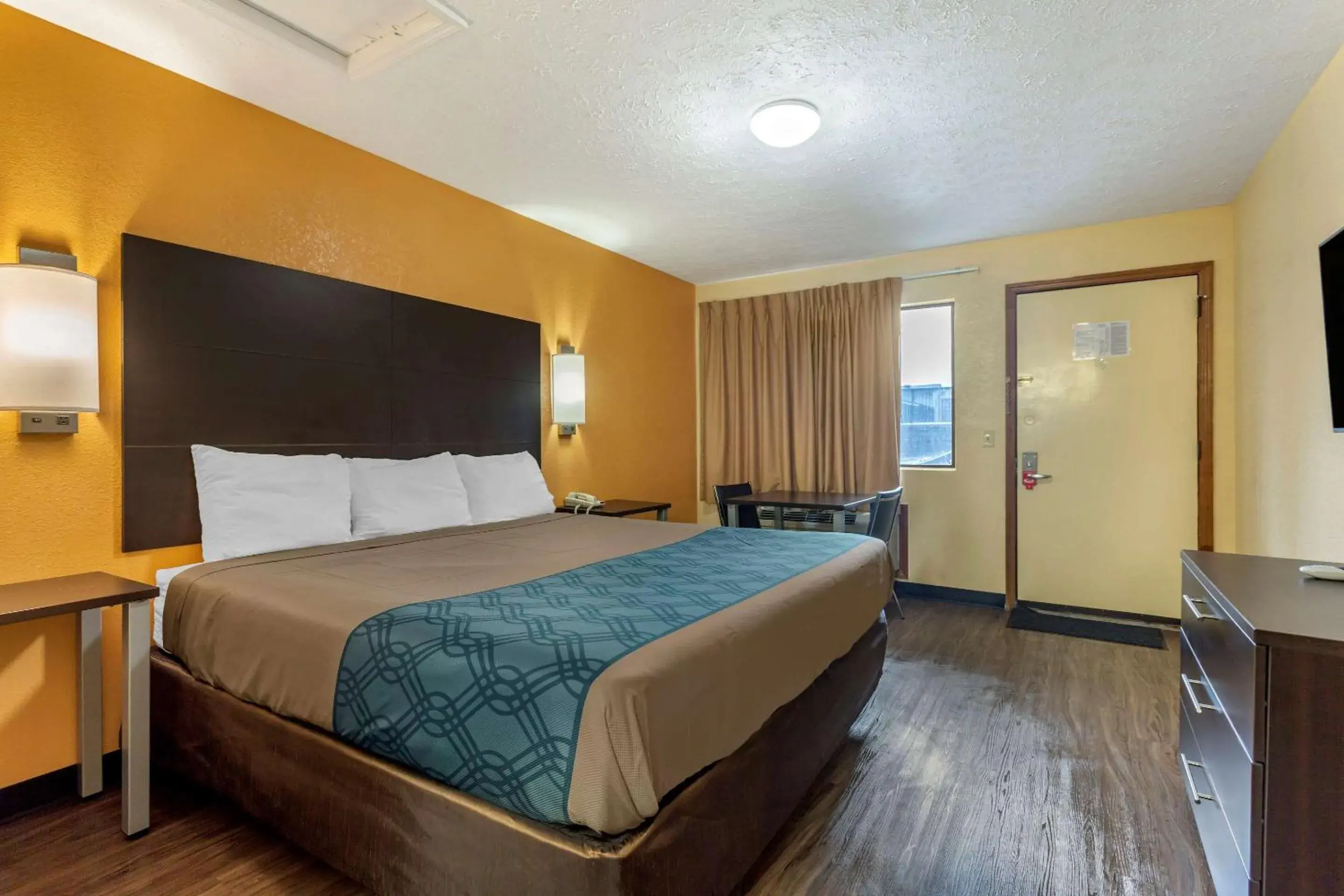 Photo of the whole room, Room Photo in Econo Lodge Nashville North - Opryland