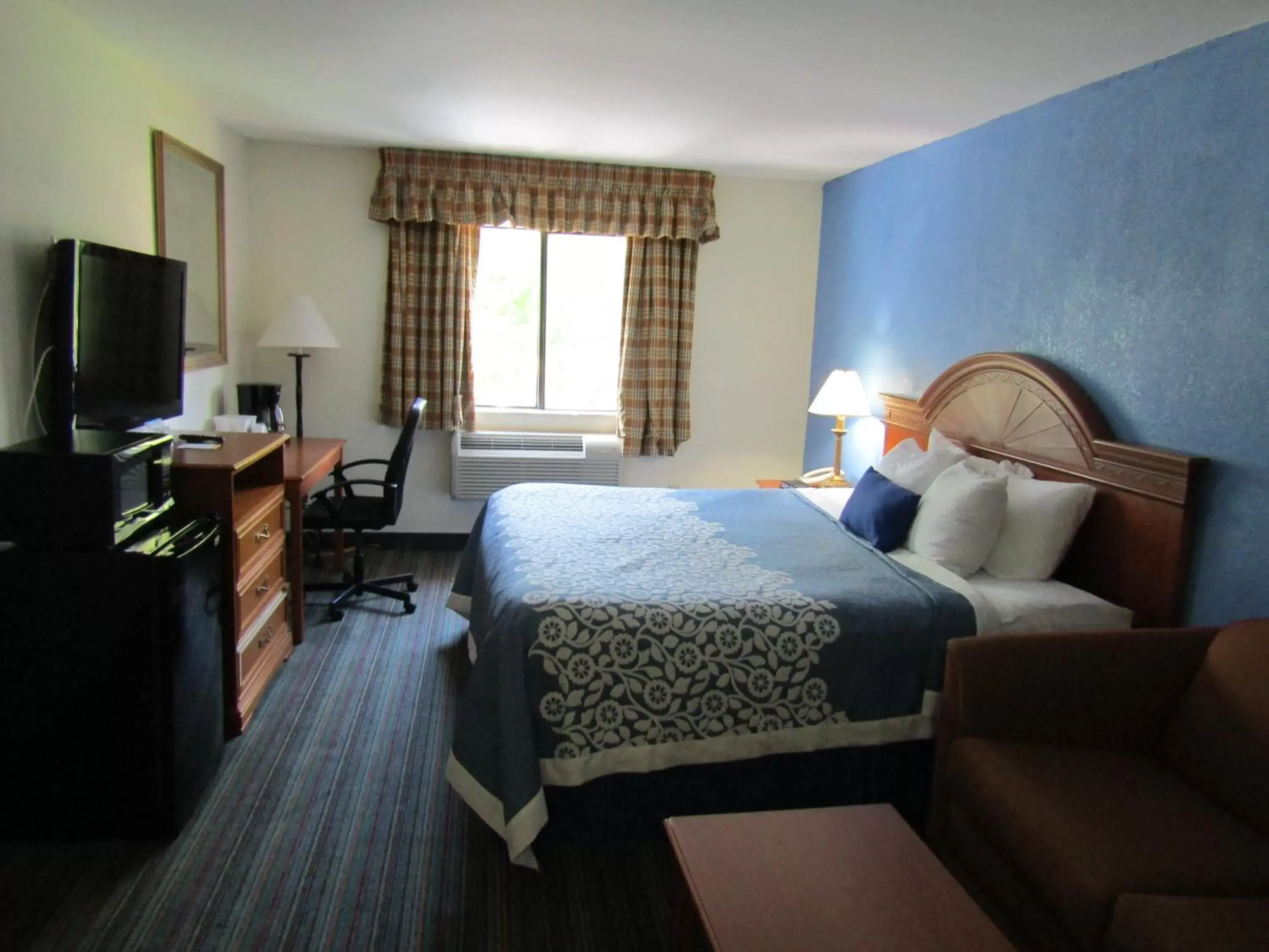 Room Photo in Days Inn by Wyndham Runnemede Philadelphia Area