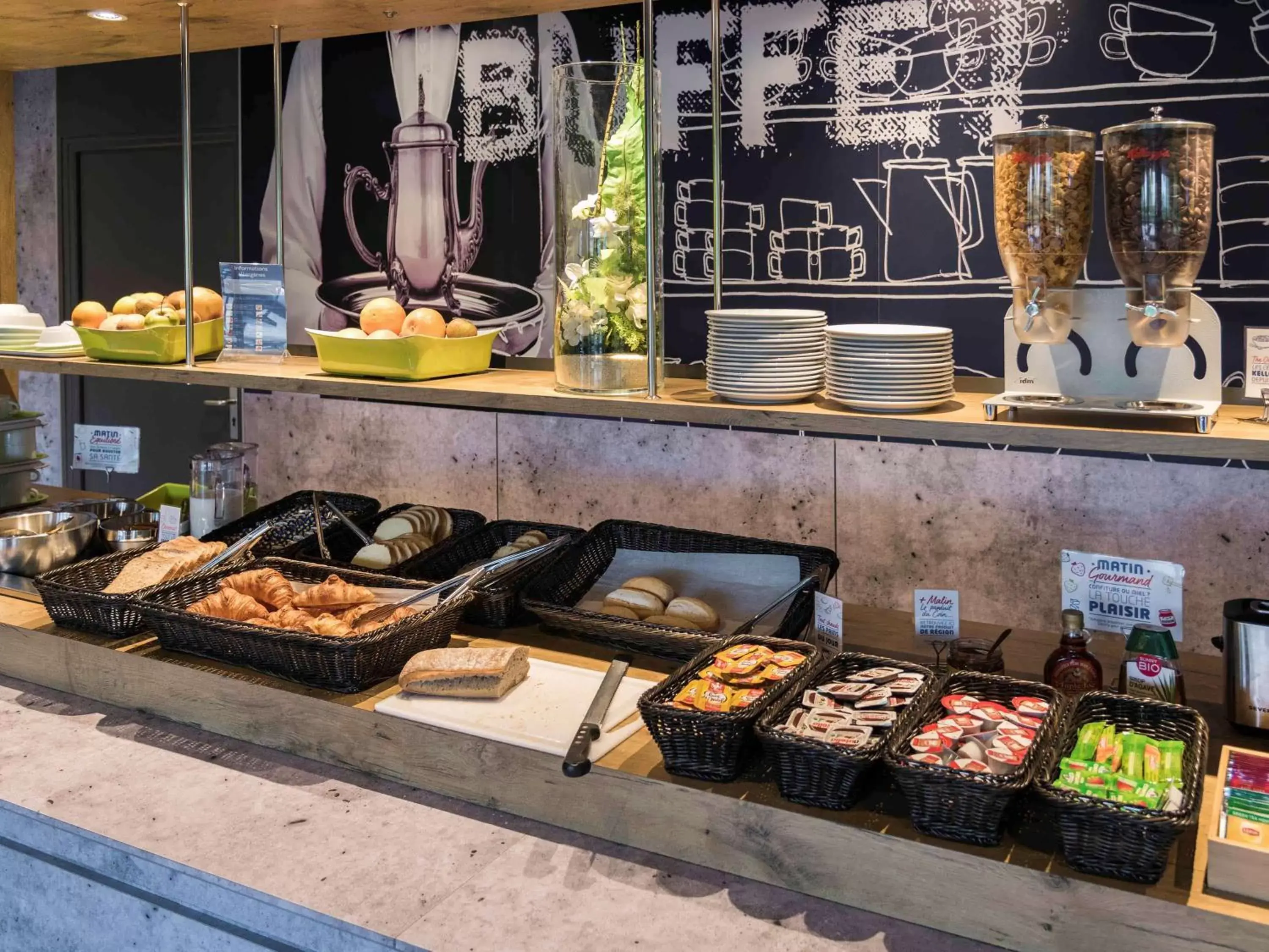 Restaurant/places to eat in ibis budget Dieppe Centre Port