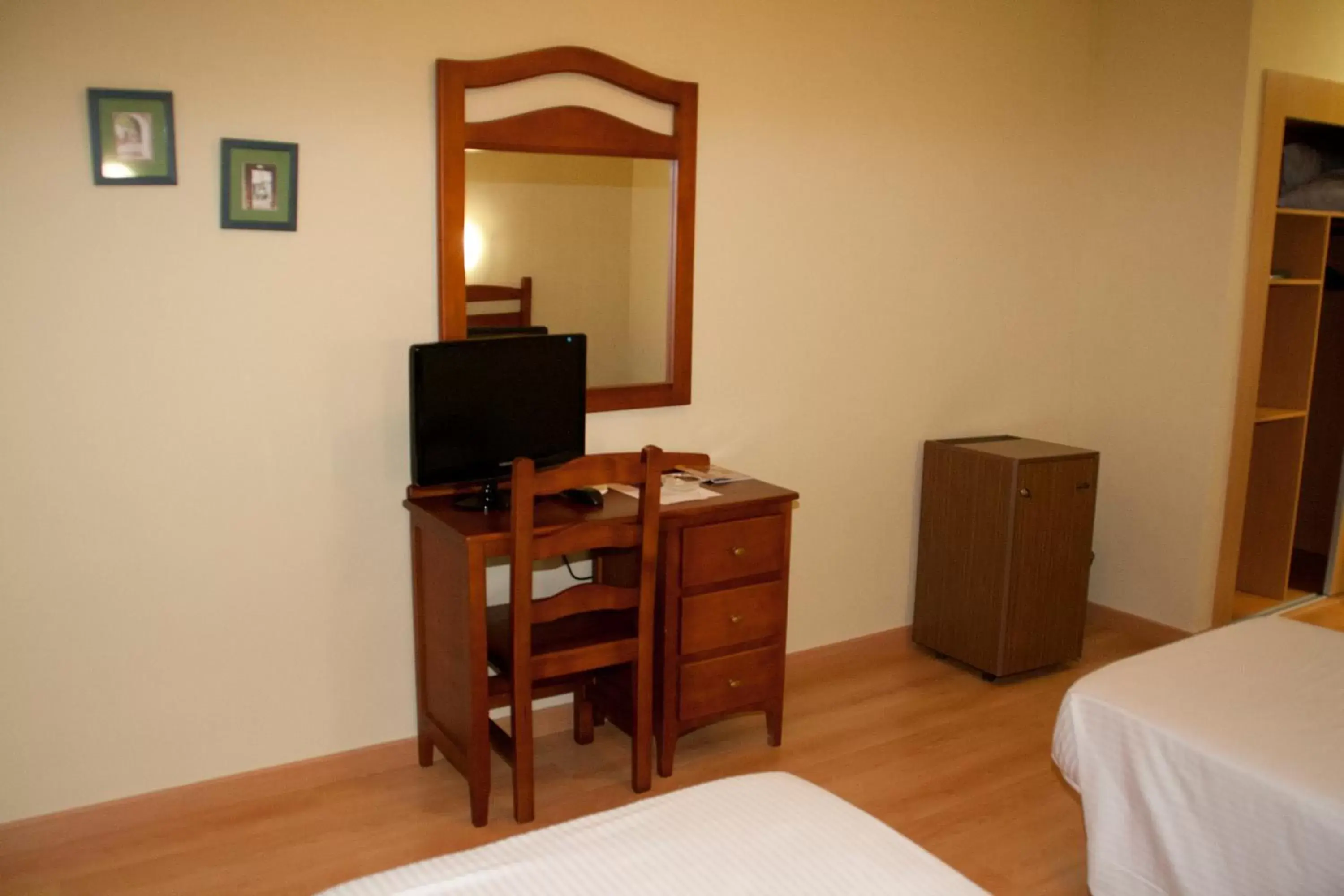 TV and multimedia, TV/Entertainment Center in Hotel Anfora