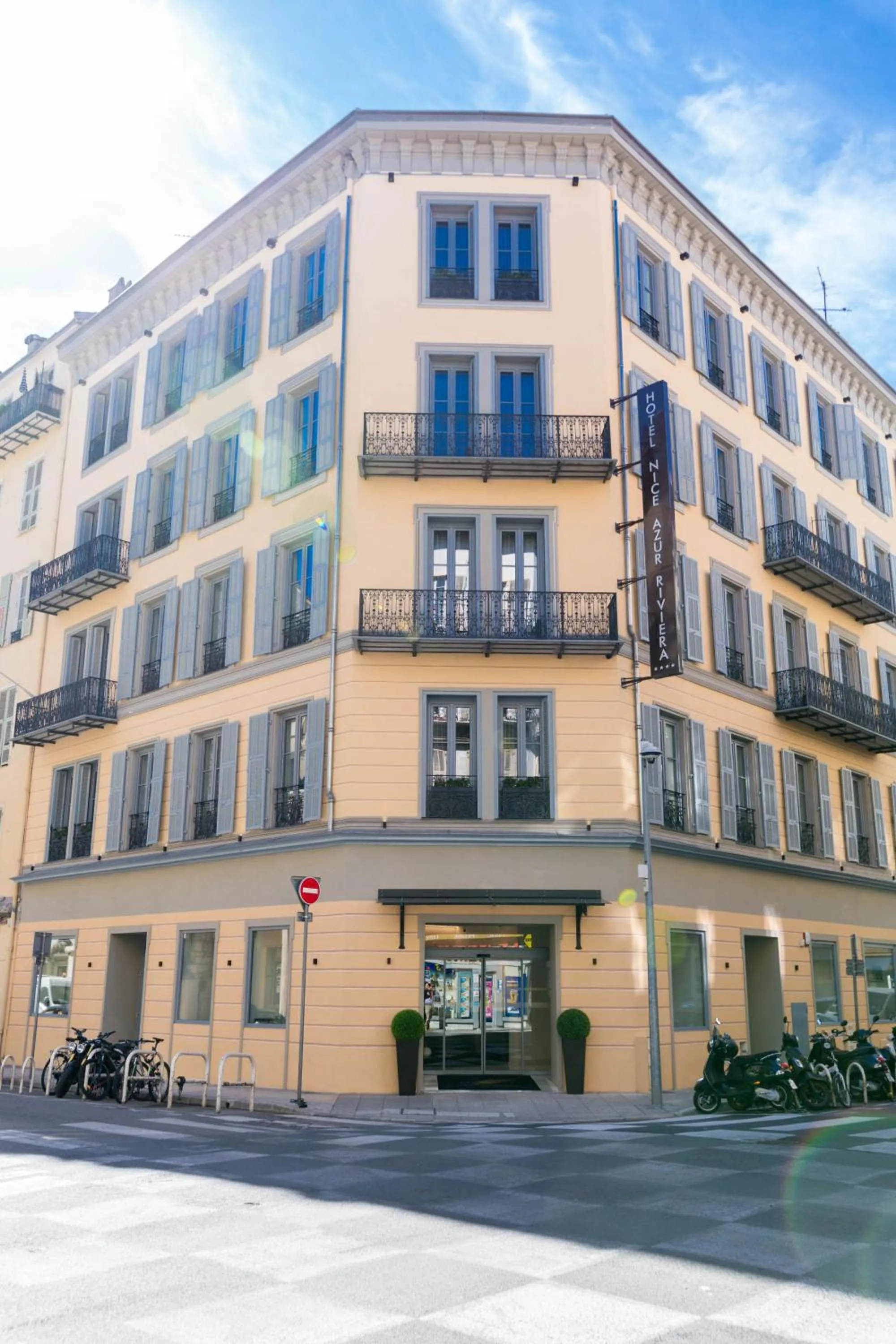 Property building in Hôtel Nice Azur Riviera
