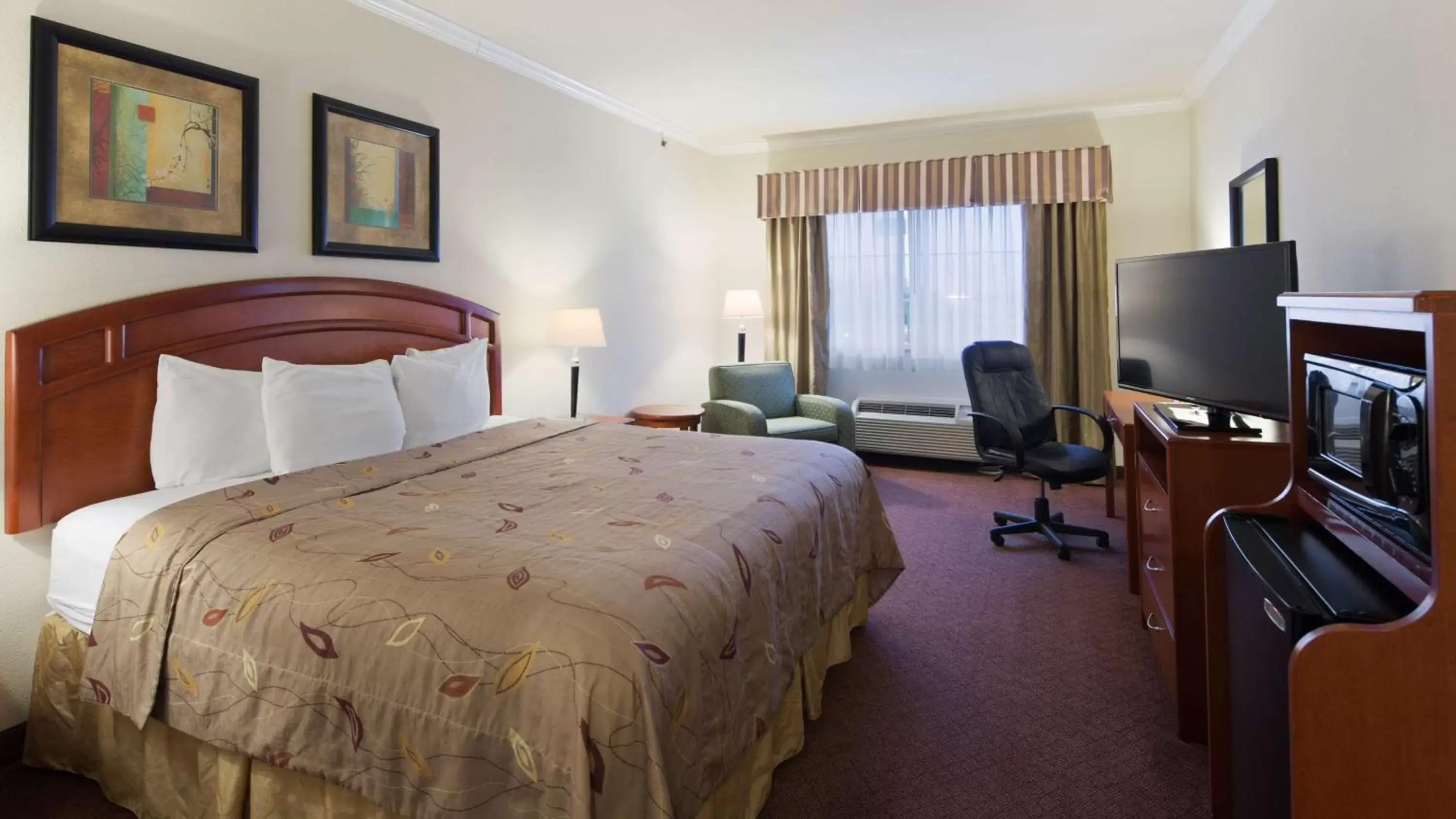 Photo of the whole room, Bed in Best Western Inn & Suites Cleveland