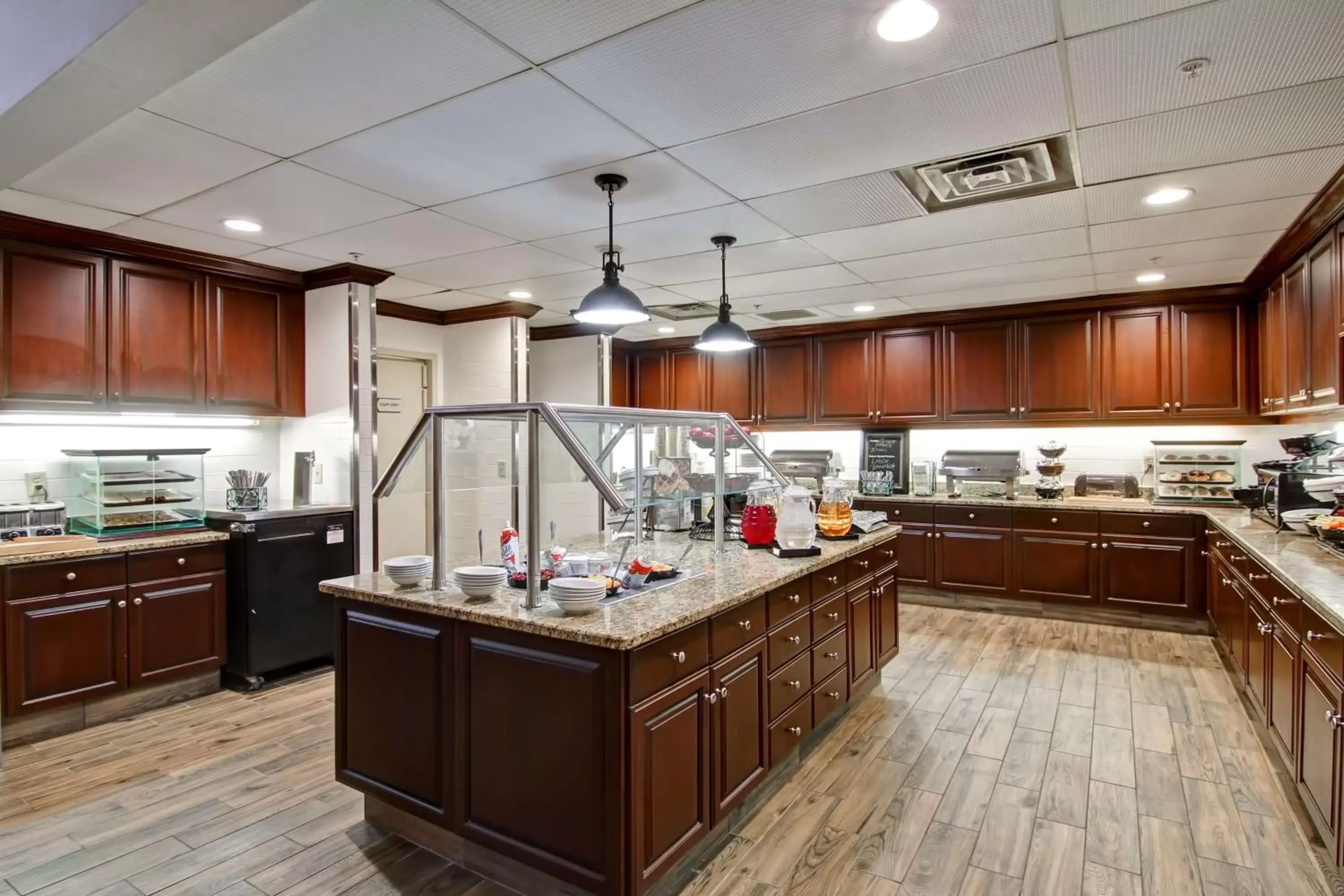 Breakfast, Kitchen/Kitchenette in Homewood Suites by Hilton Newark-Cranford