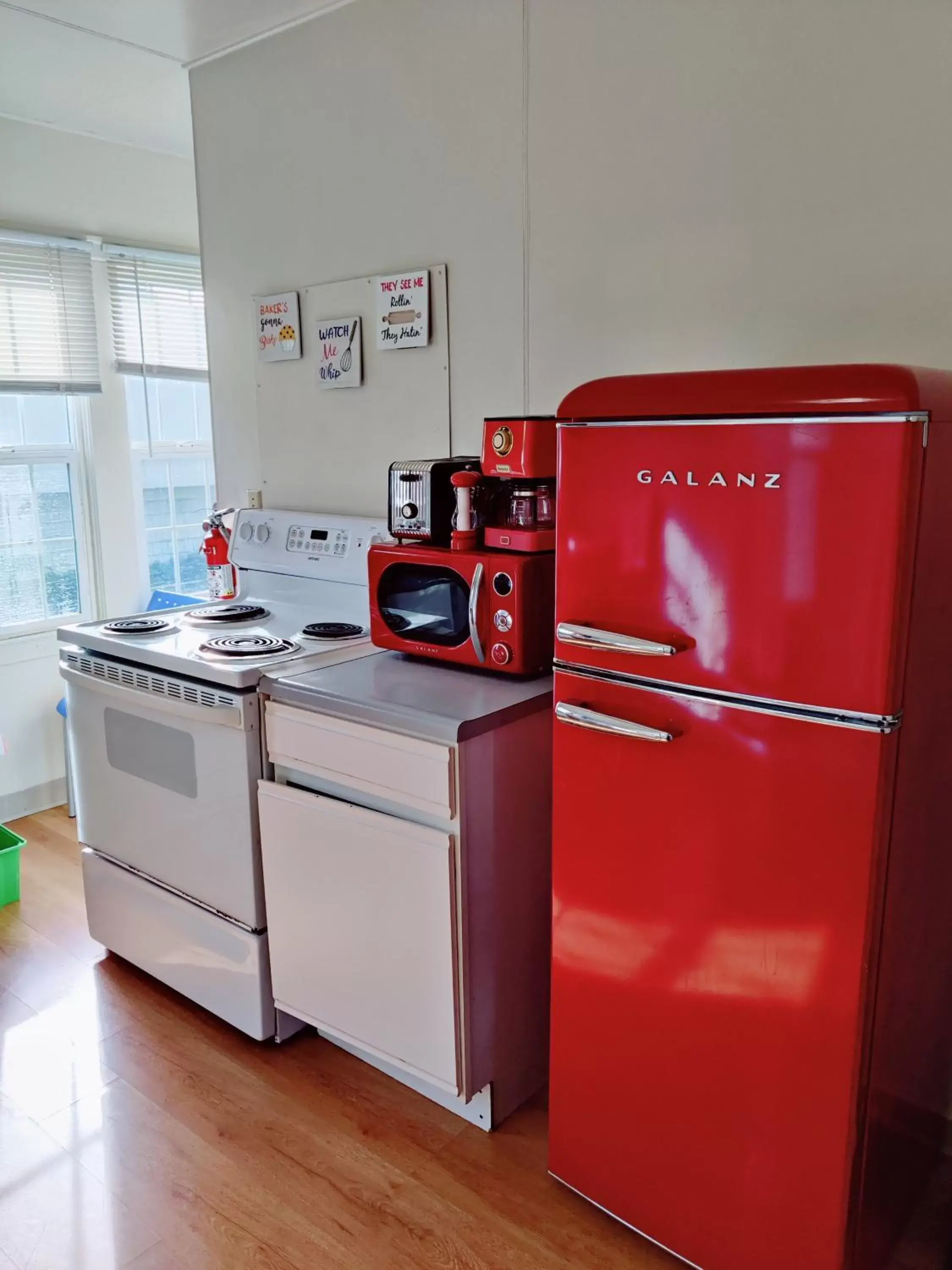 Coffee/tea facilities, Kitchen/Kitchenette in Hillcrest Inn