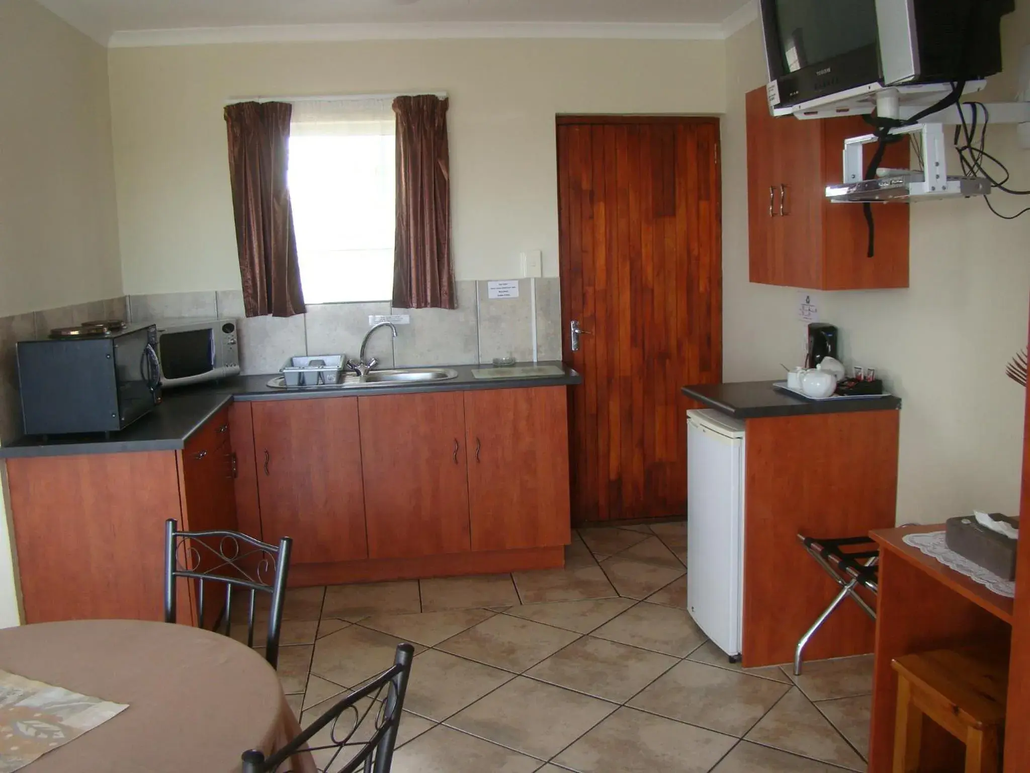 Kitchen or kitchenette, Kitchen/Kitchenette in Aqua Marine Guest House