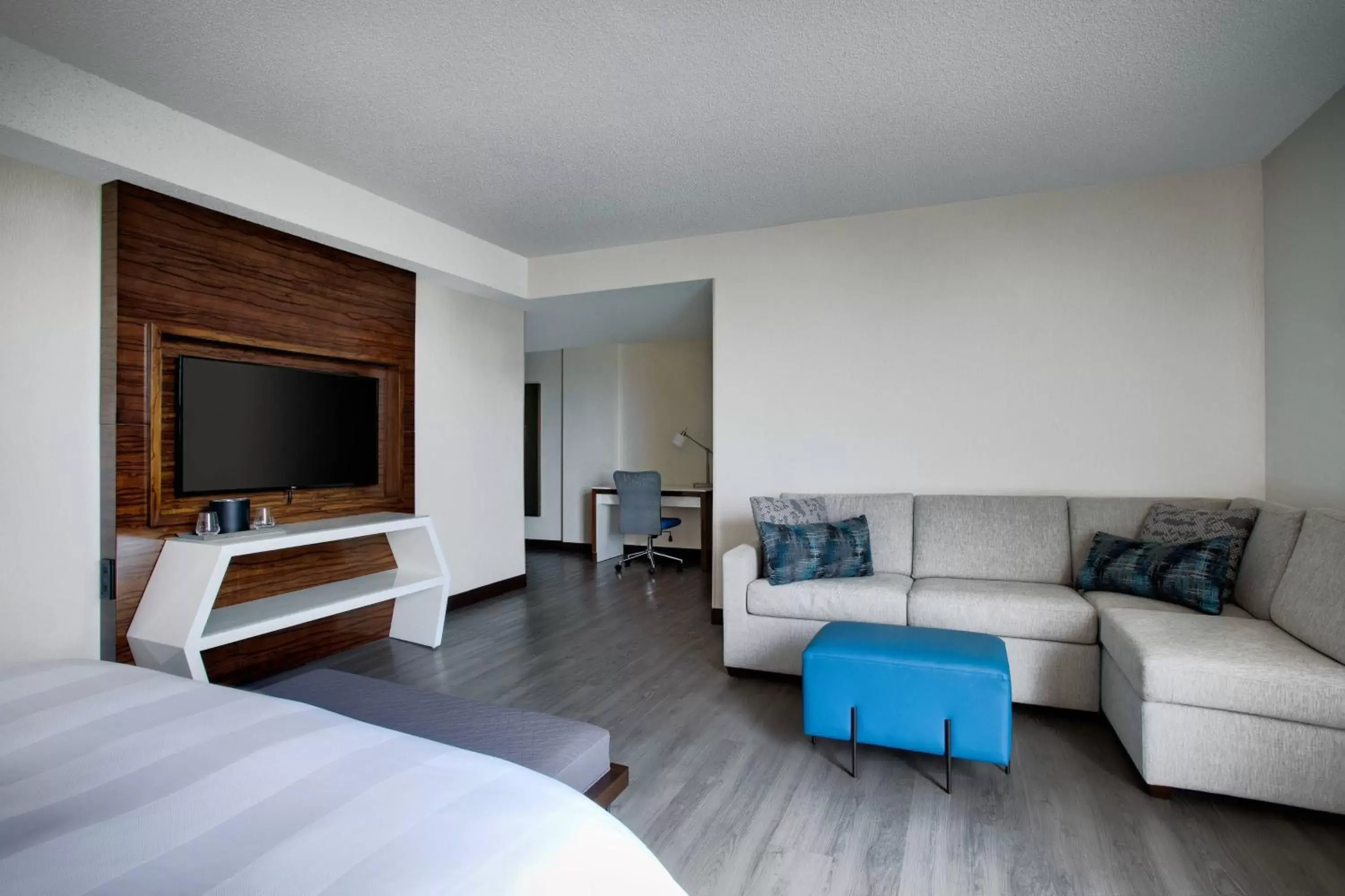 Photo of the whole room, Seating Area in Greensboro-High Point Marriott Airport