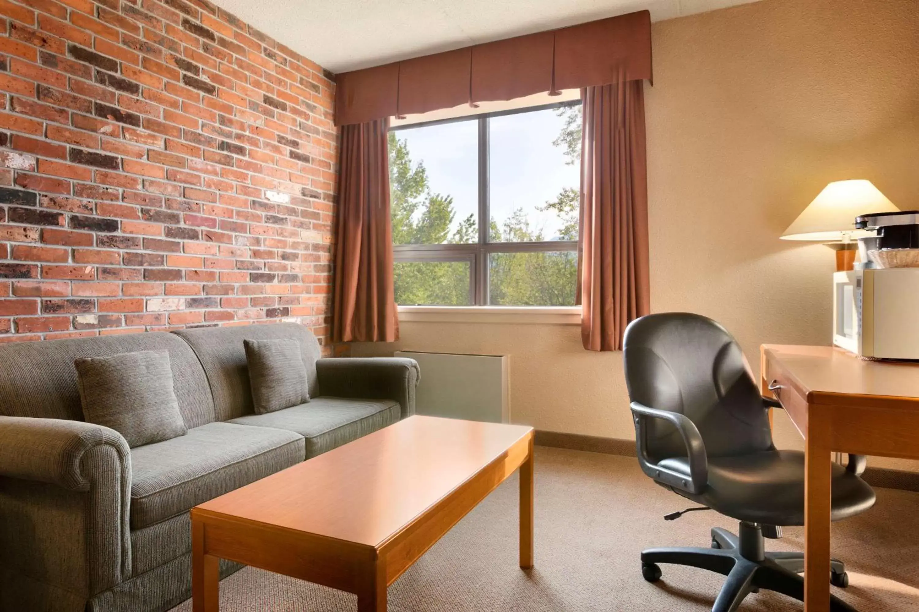 Photo of the whole room, Seating Area in Travelodge by Wyndham North Bay Lakeshore