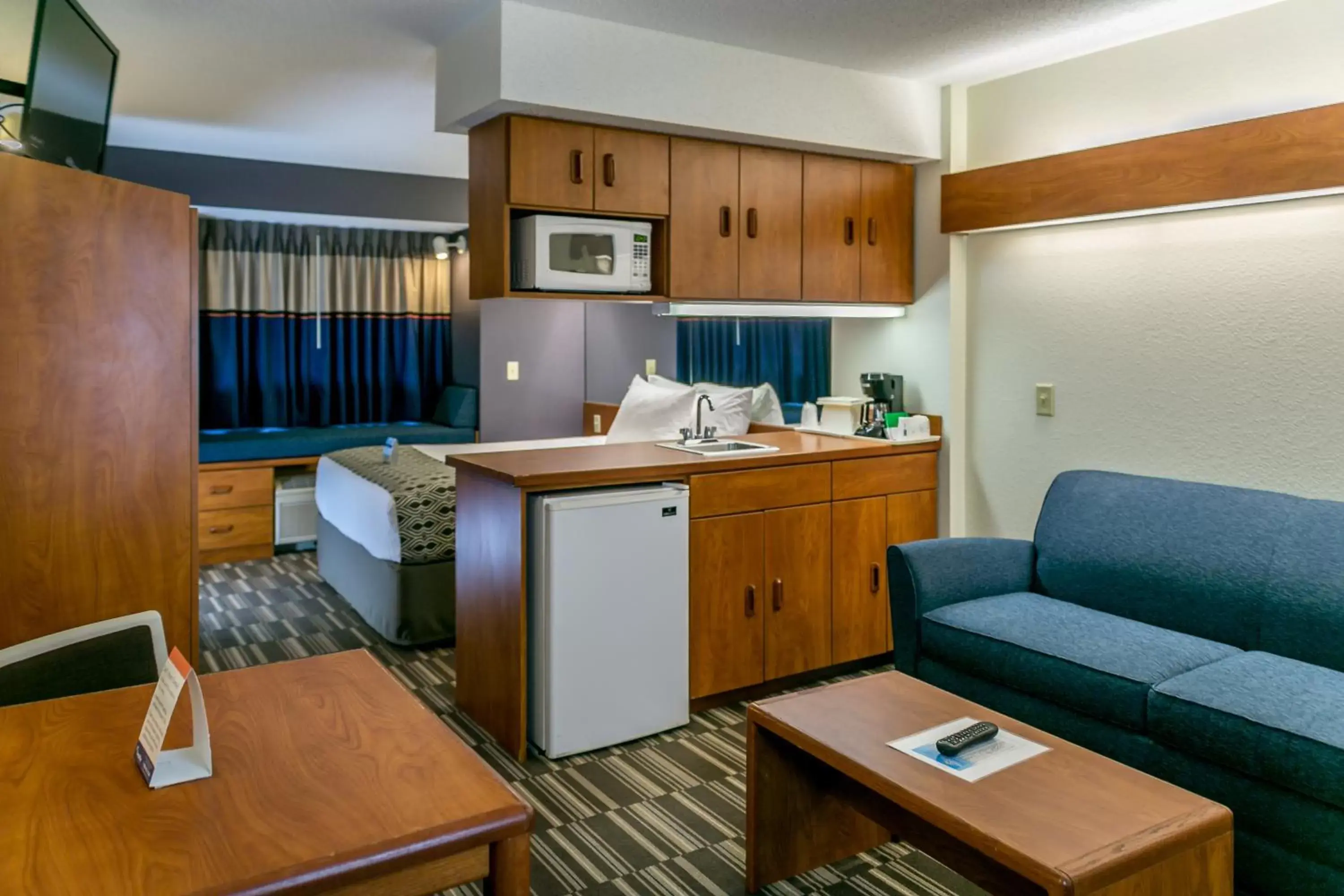 Living room, Kitchen/Kitchenette in Microtel Inn and Suites - Inver Grove Heights